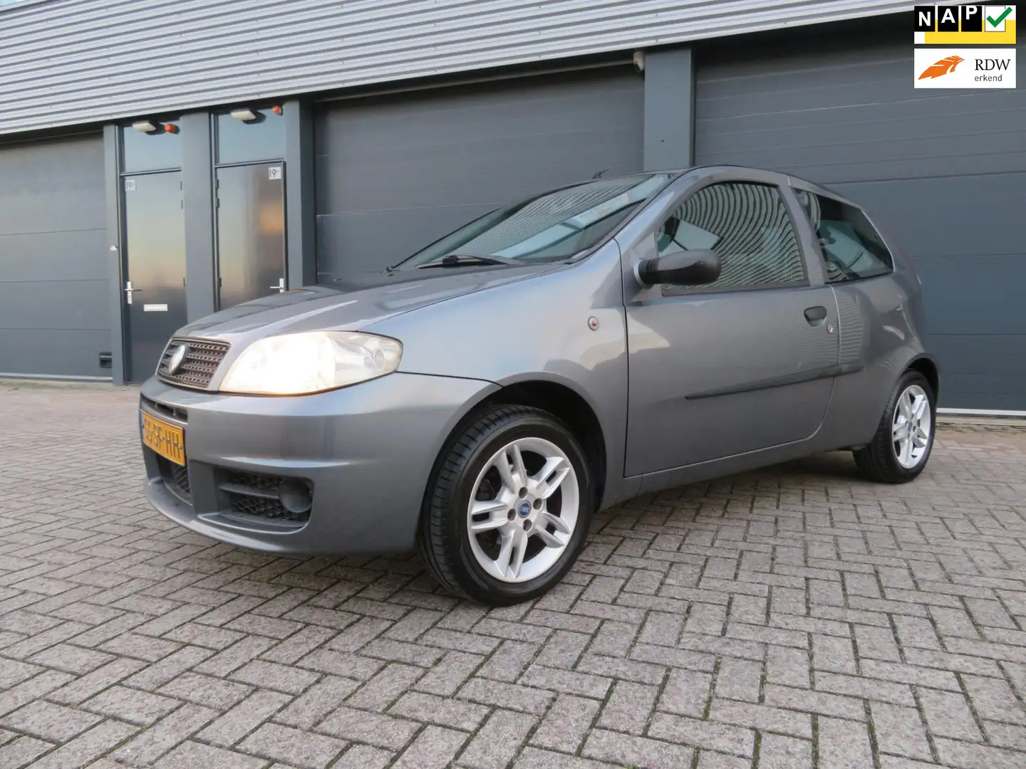 Fiat Punto 1.2 Navigator nieuwe apk 2026 Grau - 1