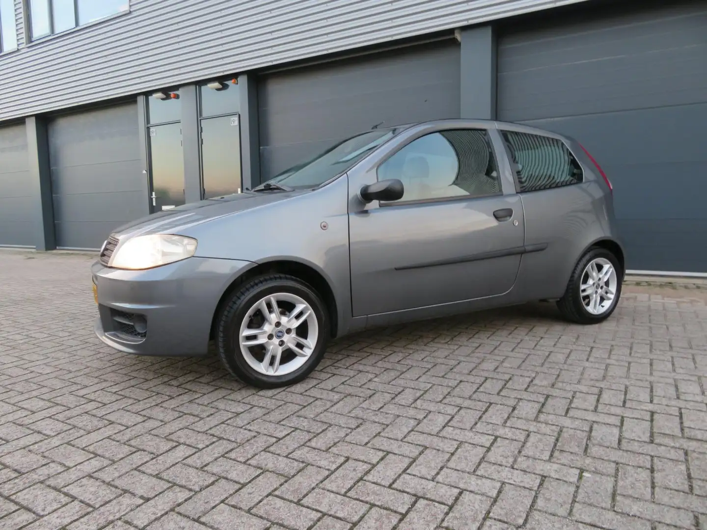 Fiat Punto 1.2 Navigator nieuwe apk 2026 Grau - 2