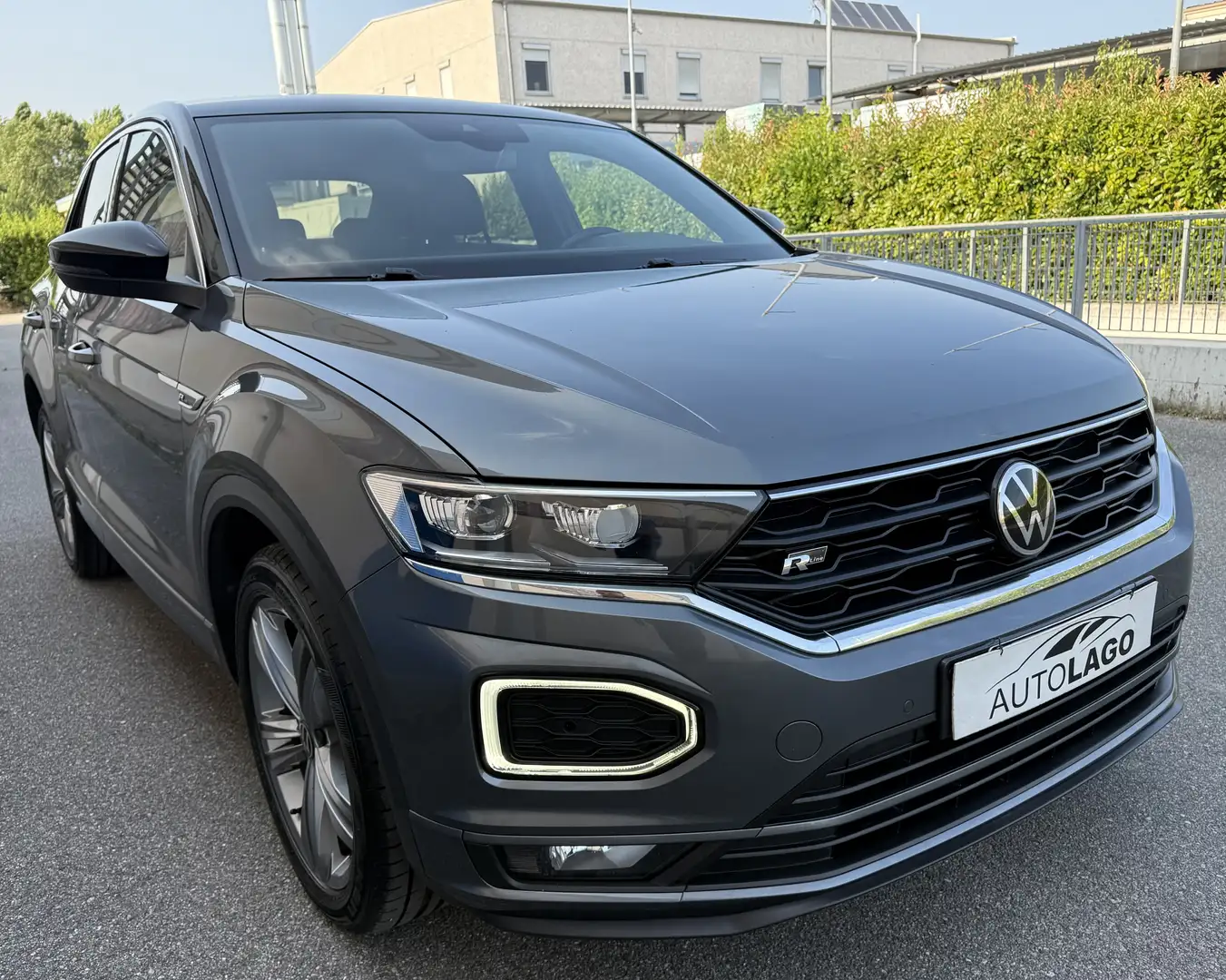Volkswagen T-Roc 1.5 tsi Sport dsg. …..R-Line. Gris - 2