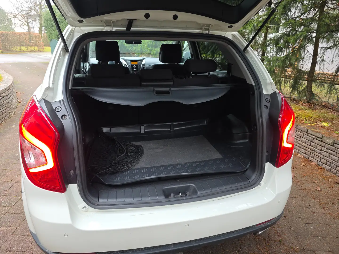 SsangYong Korando Korando C 2,2 Plus AWD M/T Weiß - 2