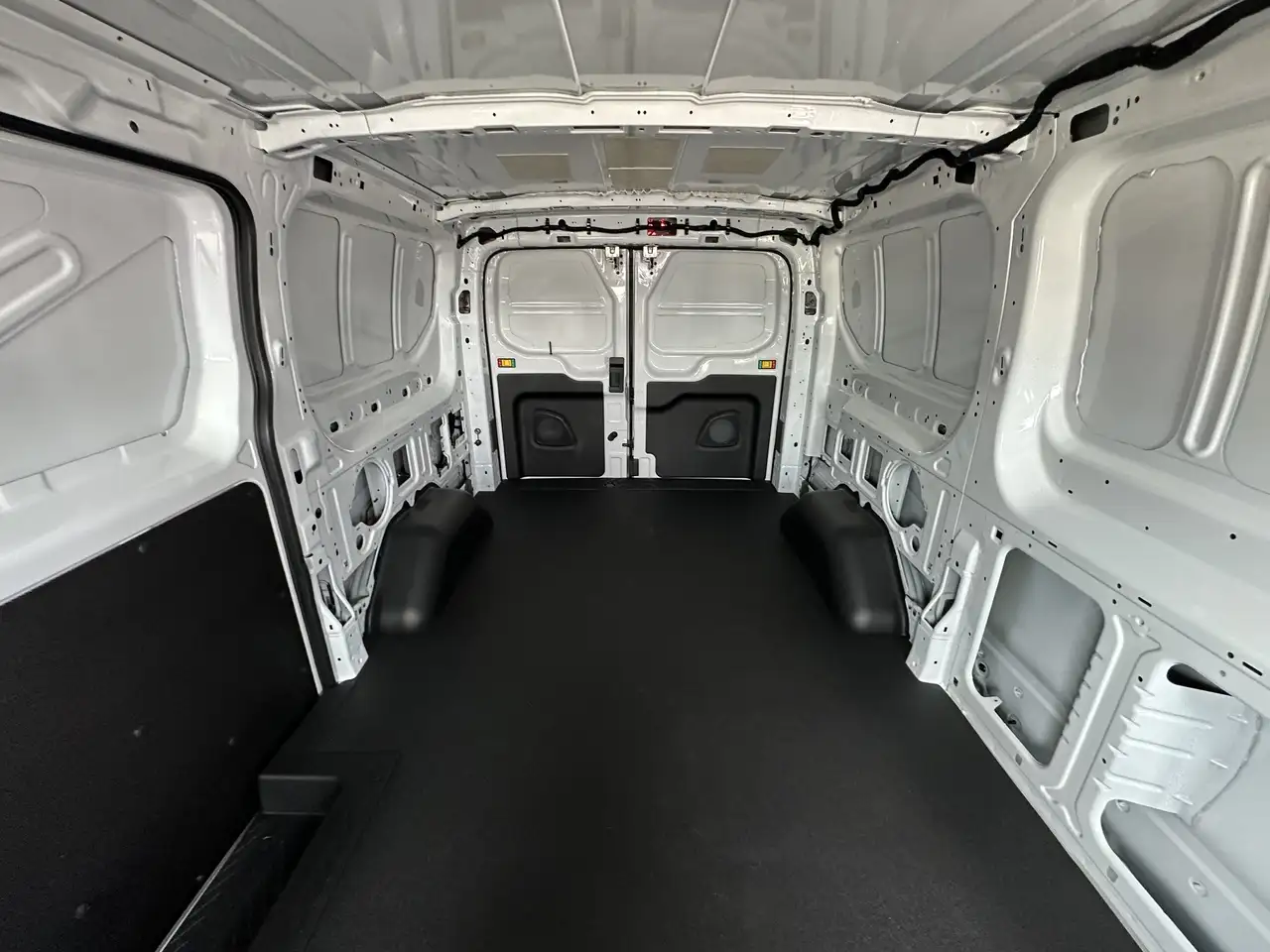 Ford Transit Cargo Van снимка Ford Transit Cargo Van