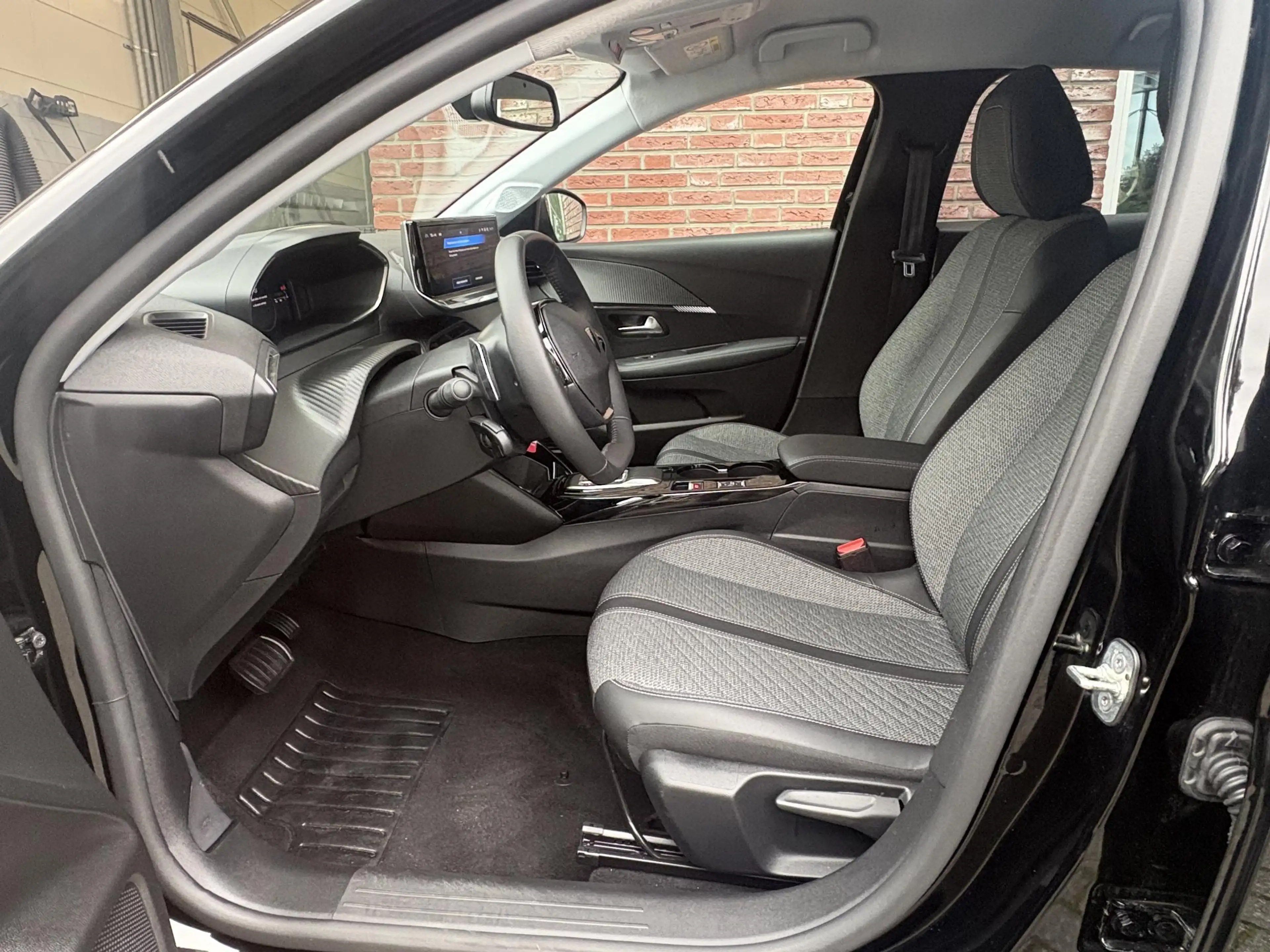 Peugeot 208 Allure 1.2 Turbo 100pk EAT8 | 3D i-COCKPIT® | NAVI — photo 9