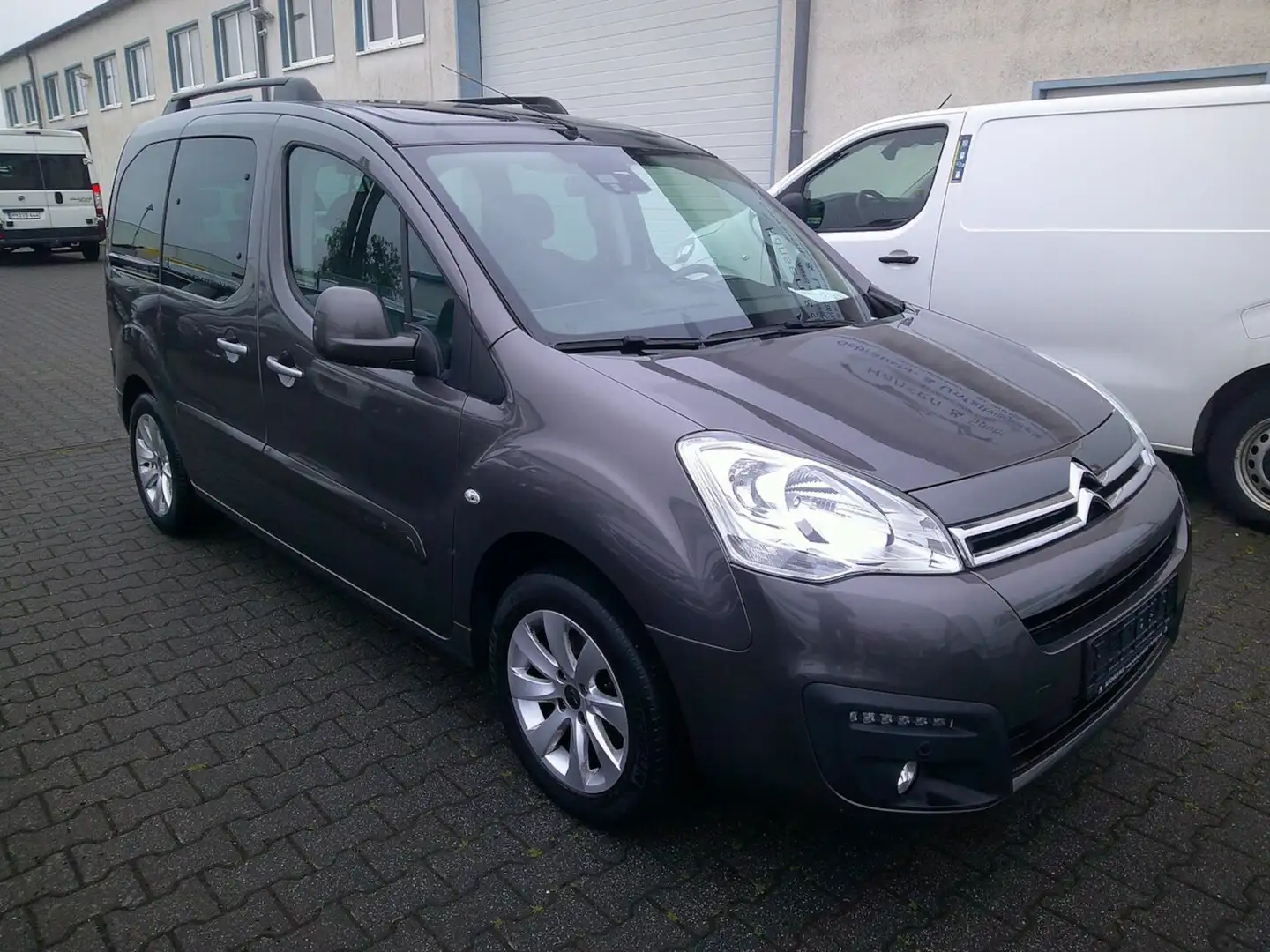 Citroen Berlingo Selection 1.2 Benzin, Alu, Kamera Grau - 2