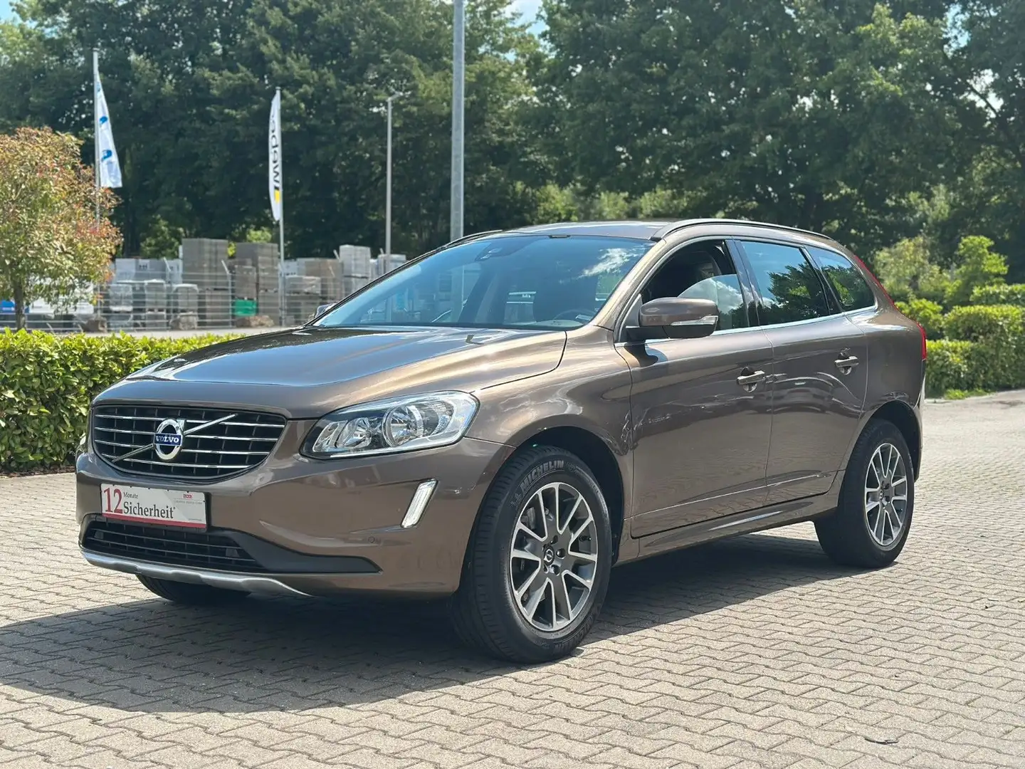 Volvo XC60 Momentum Garantie*Navi*2-Zonen*Automatik* Brown - 1
