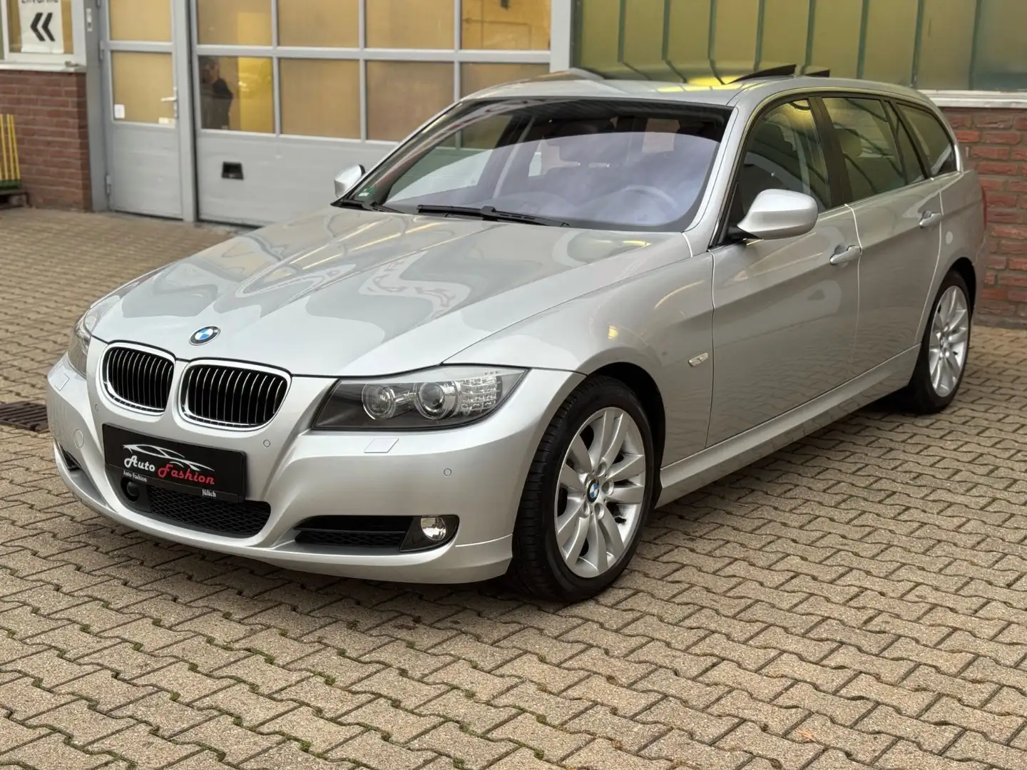 BMW 325 i Touring Automatik 52000KM 1.HAND PANO Xenon Silber - 1