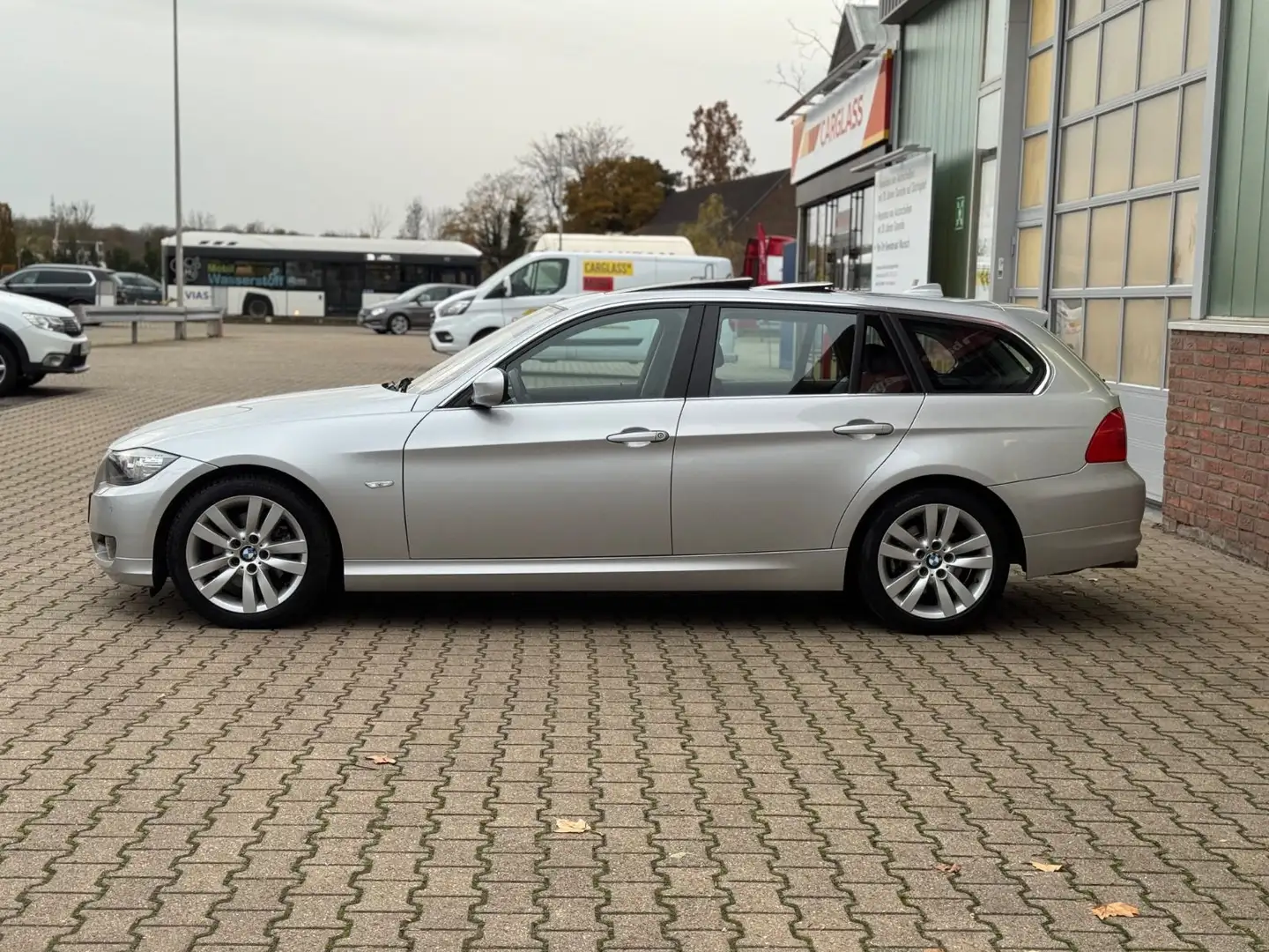 BMW 325 i Touring Automatik 52000KM 1.HAND PANO Xenon Silber - 2