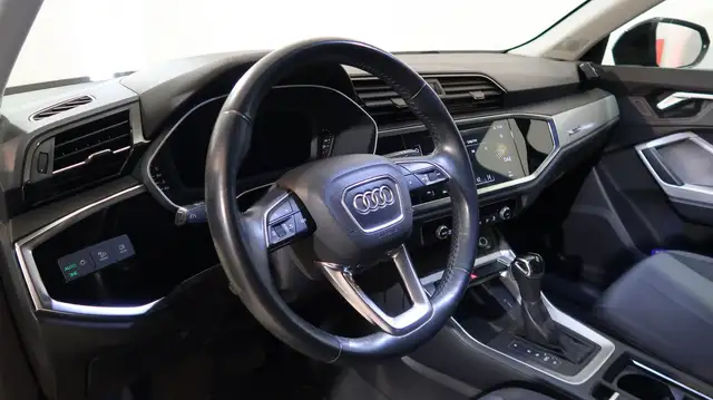 Audi Q3 view 4