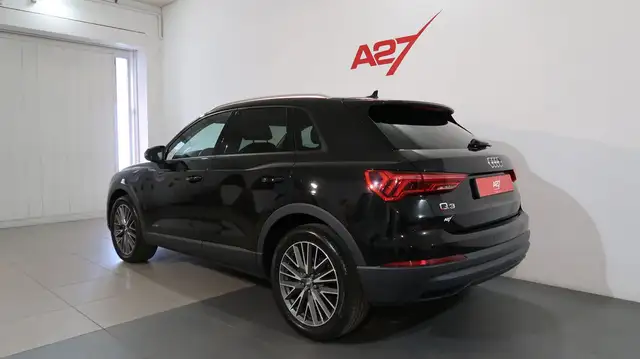 Audi Q3 view 5