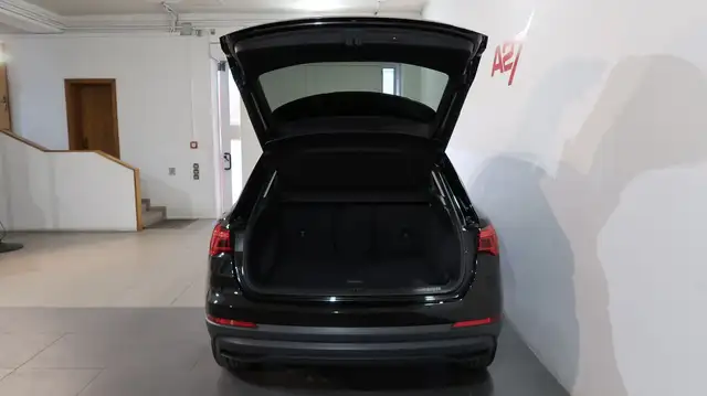 Audi Q3 view 8