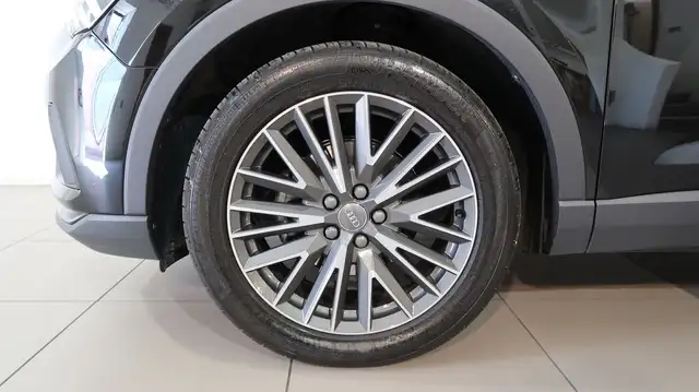Audi Q3 view 9