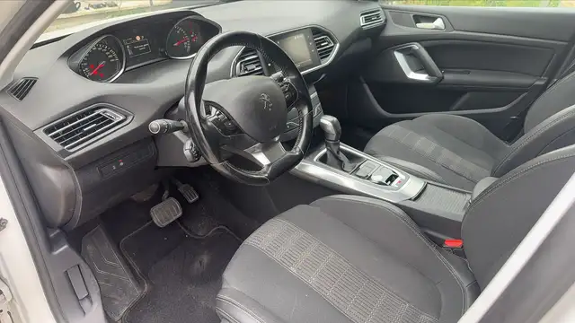 Peugeot 308 view 8