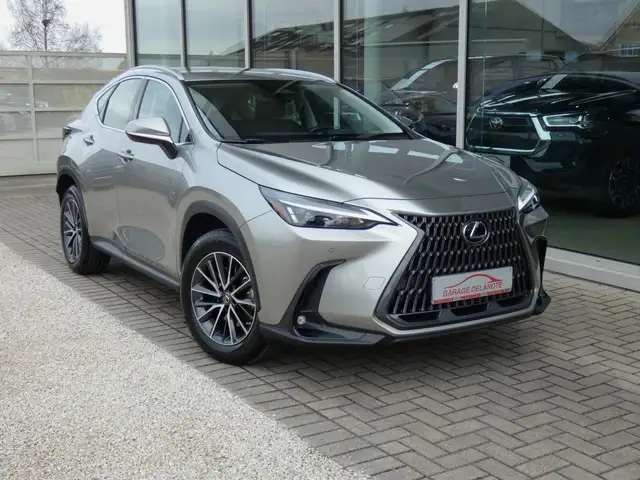 Lexus NX 350h Business line +LEDER +Zetelverwarming +Groot scherm +Parkeersensoren +Parkeercamera +Elektrische koffer +SET WINTERBANDEN