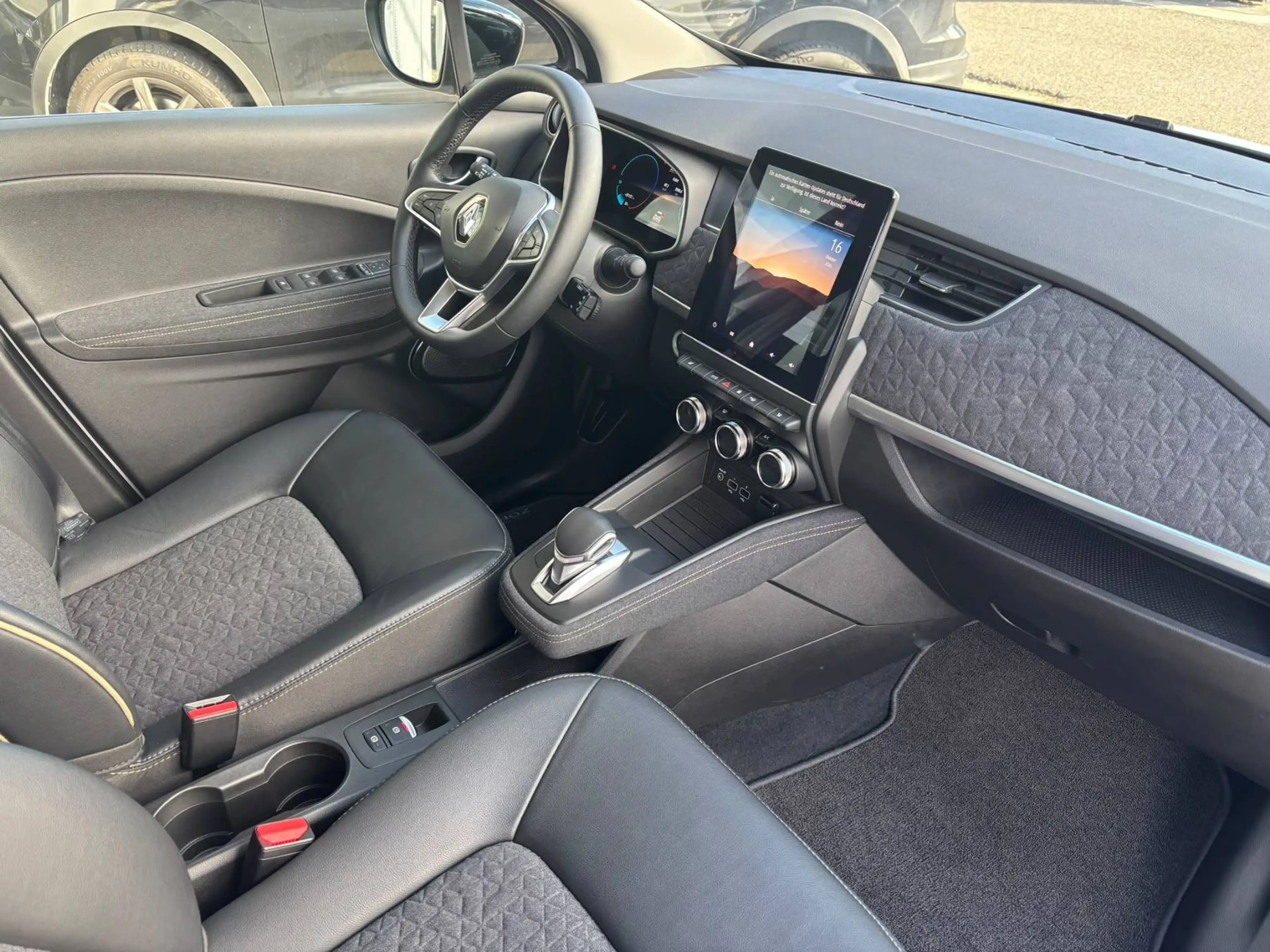 Renault ZOE Iconic — photo 11