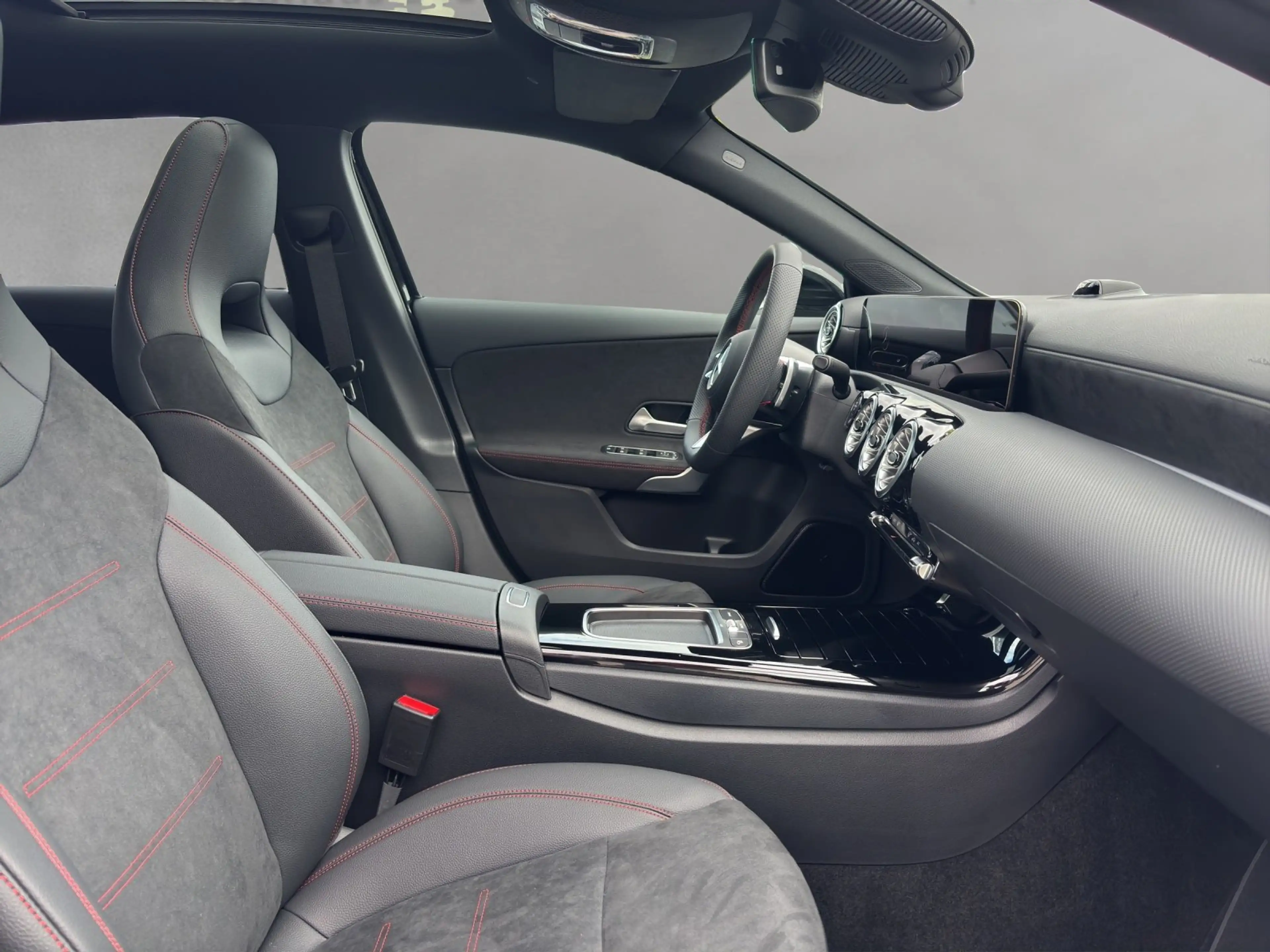 Mercedes-Benz A 220 d AMG 360 Distr AHK DigiLight Pano Burme — photo 8