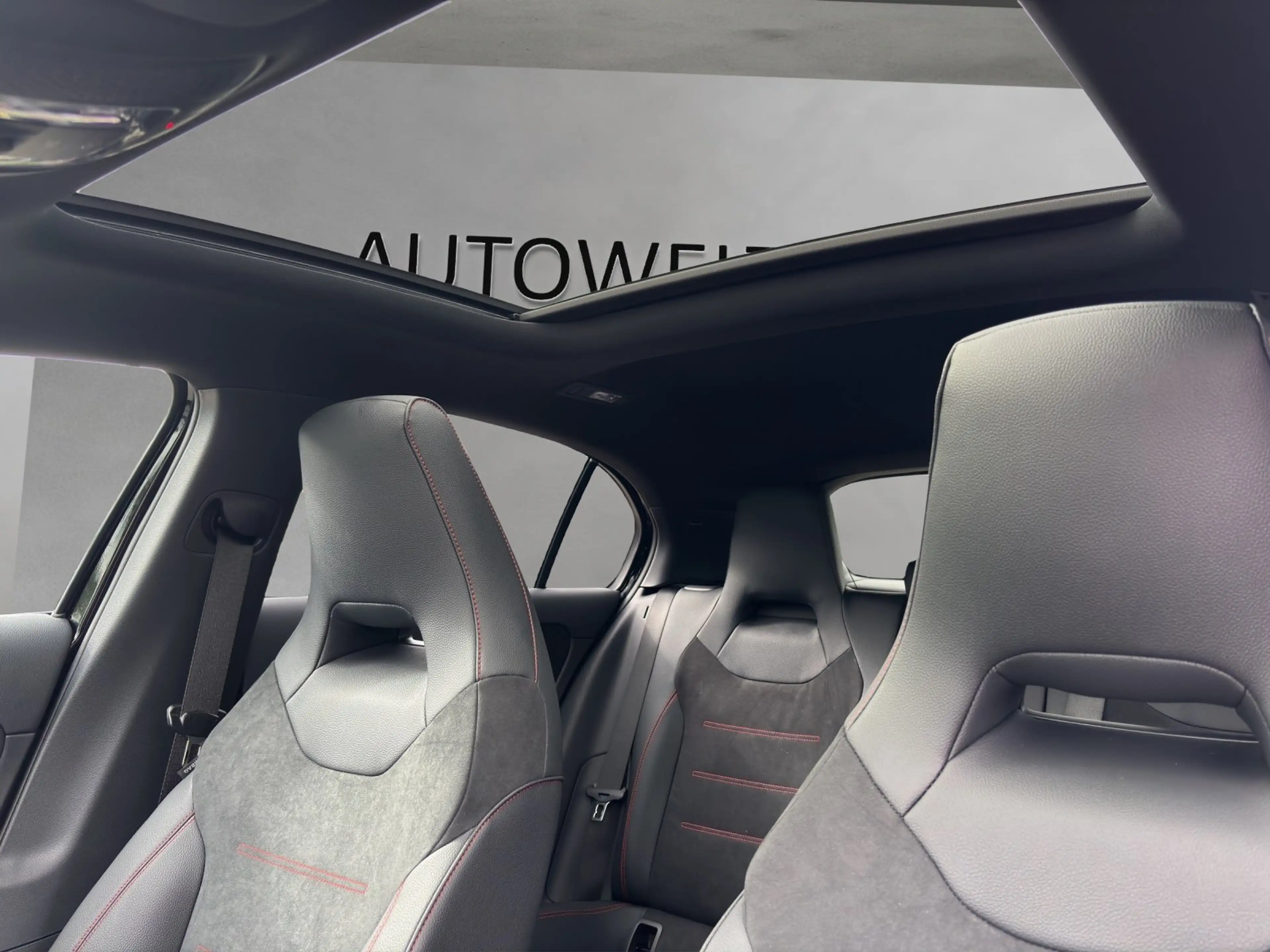 Mercedes-Benz A 220 d AMG 360 Distr AHK DigiLight Pano Burme — photo 13