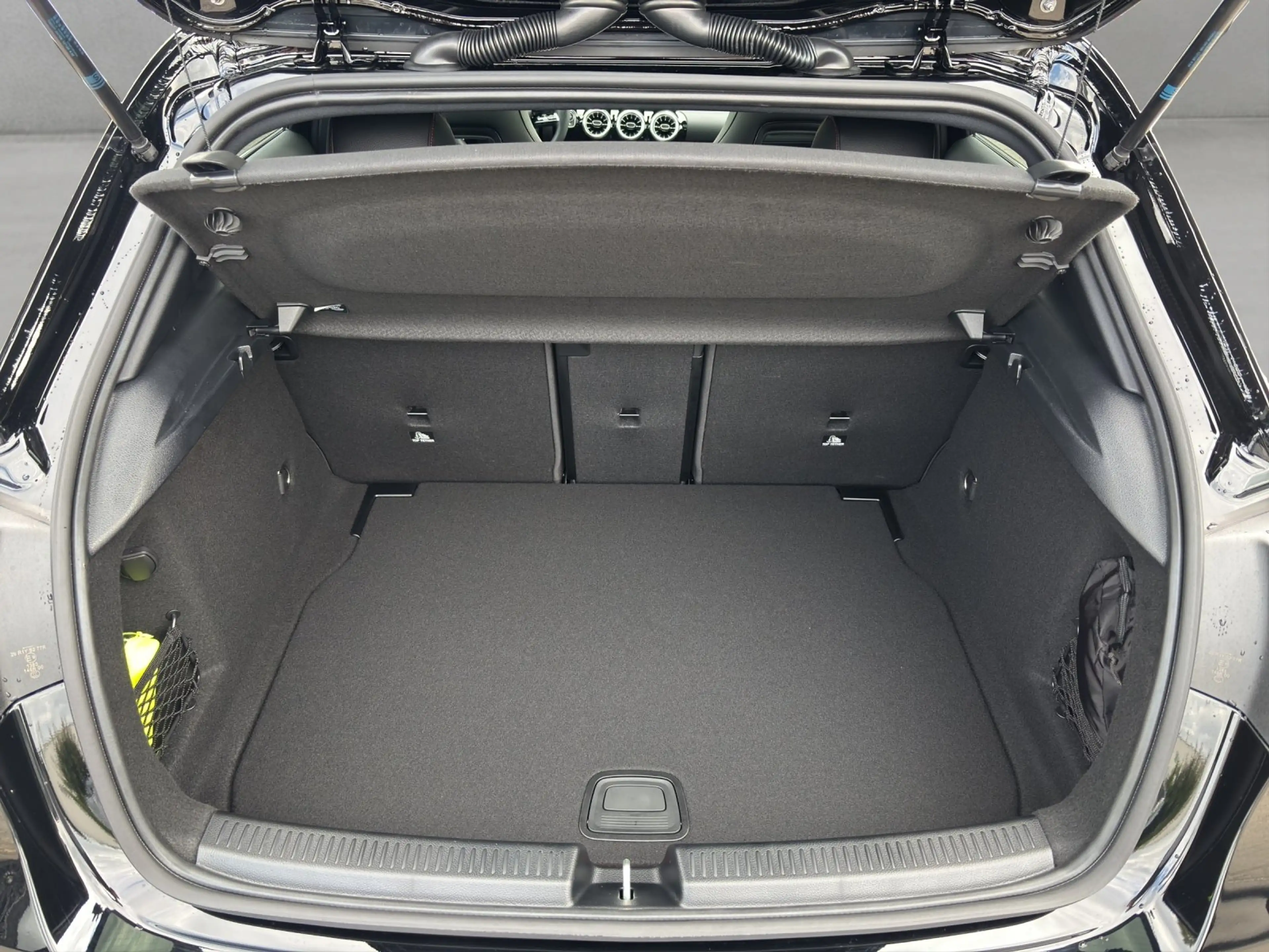 Mercedes-Benz A 220 d AMG 360 Distr AHK DigiLight Pano Burme — photo 14