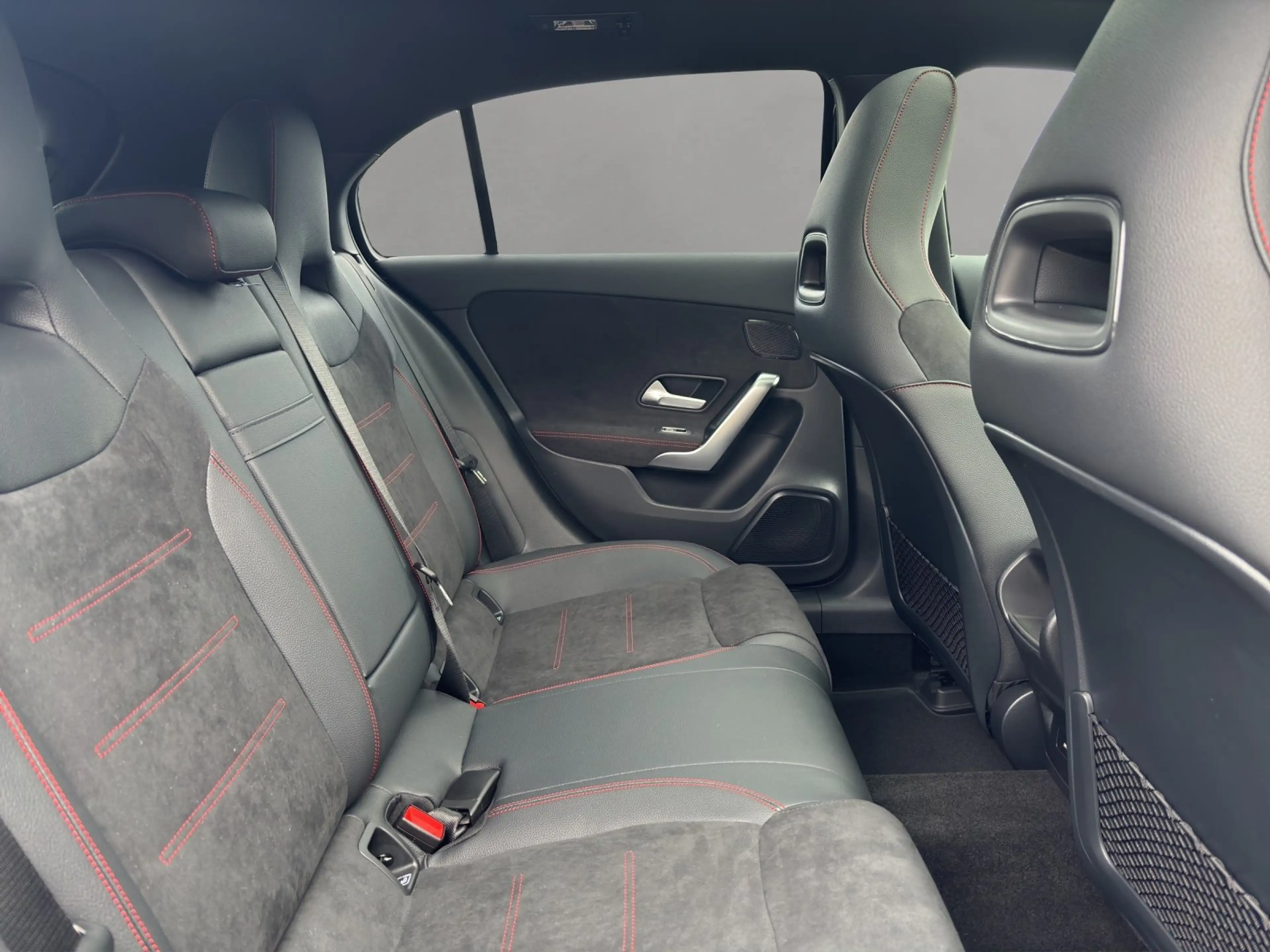 Mercedes-Benz A 220 d AMG 360 Distr AHK DigiLight Pano Burme — photo 12