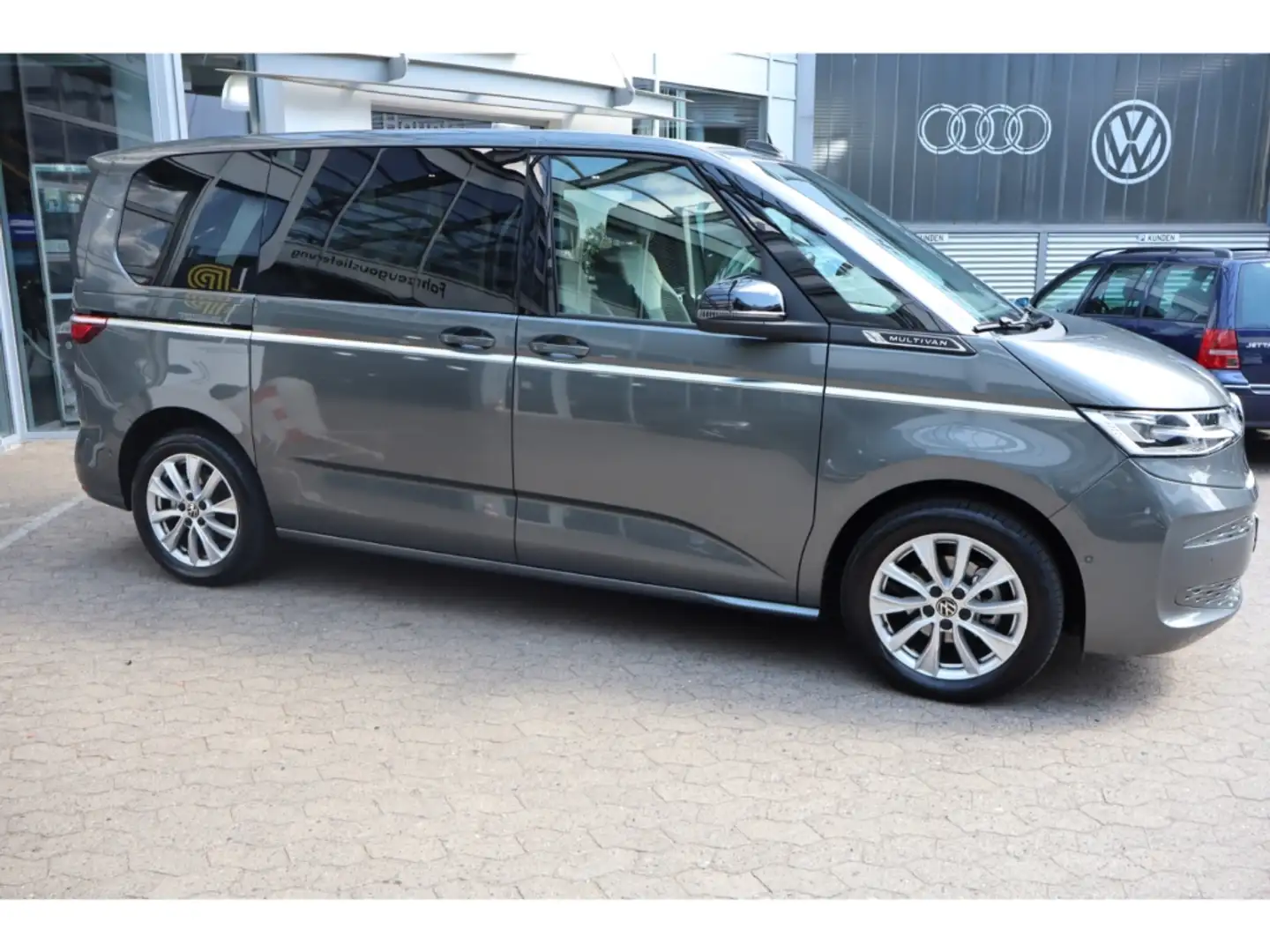 Volkswagen T7 Multivan 2.0 TDI DSG AHK Pano Matrix Style RFK Gris - 2