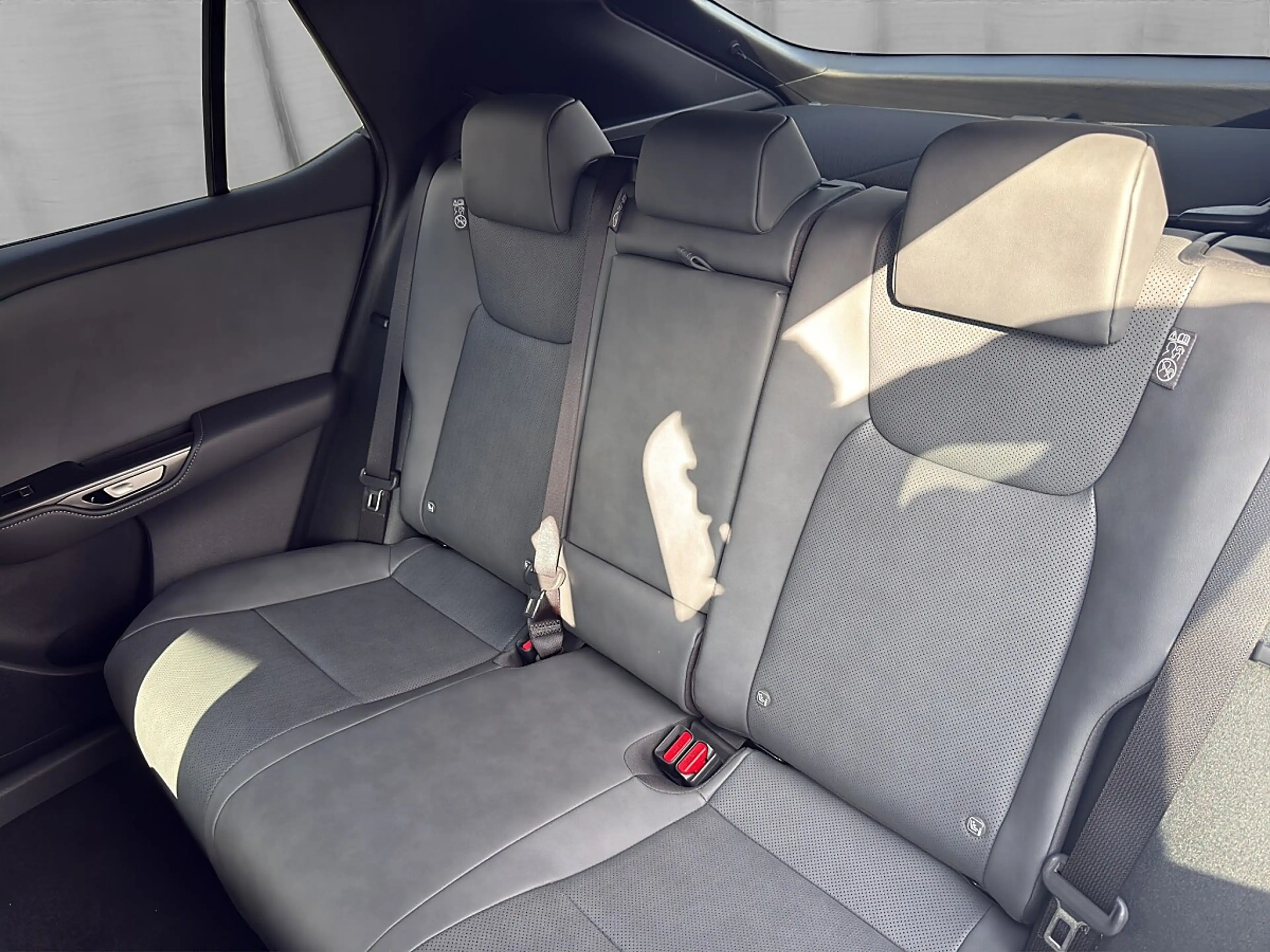 Lexus RZ 350e  Executive 227 PS — photo 9