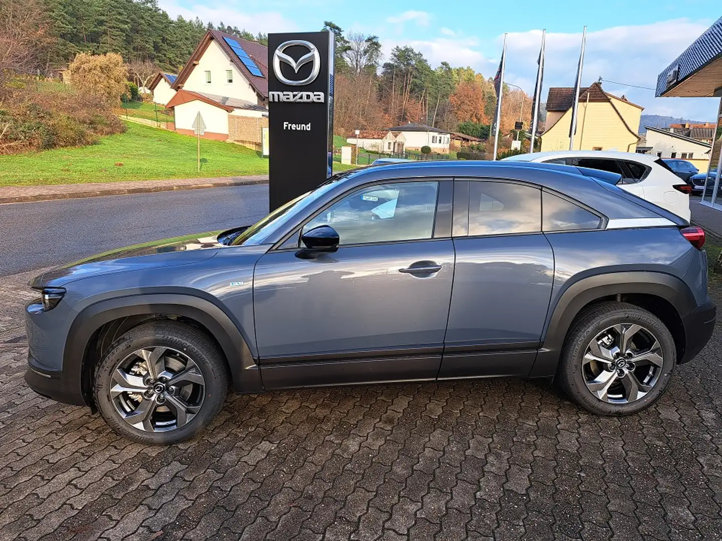 Mazda MX-30 35,5 kWh e-SKYACTIV 145 PS EV ADVANTAGE IV Grau - 2