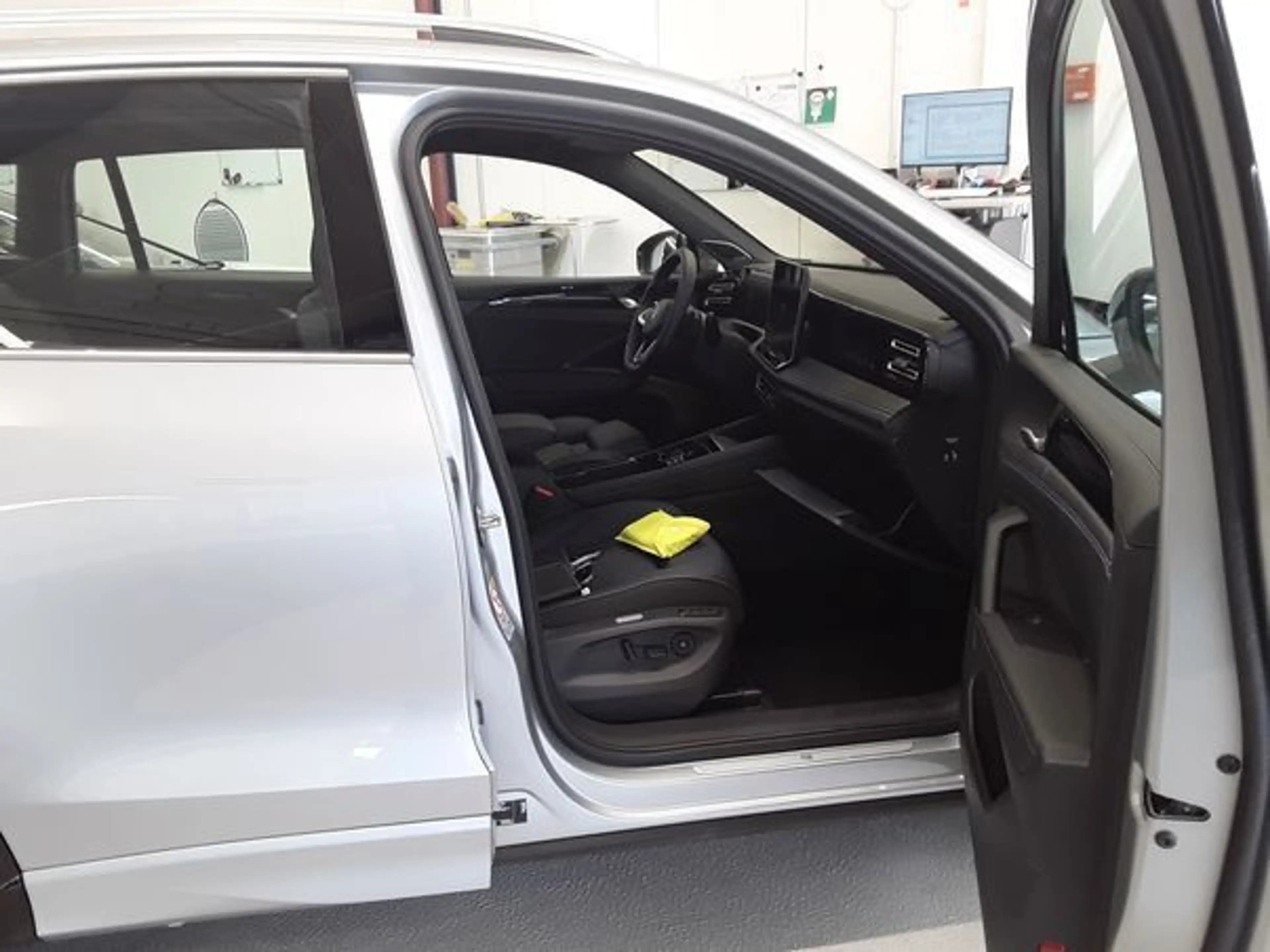 Volkswagen Tiguan R-LINE 2.0TSI 265PS DSG 4M ACC.5J-G.AHK.STHZG.AREA — photo 8