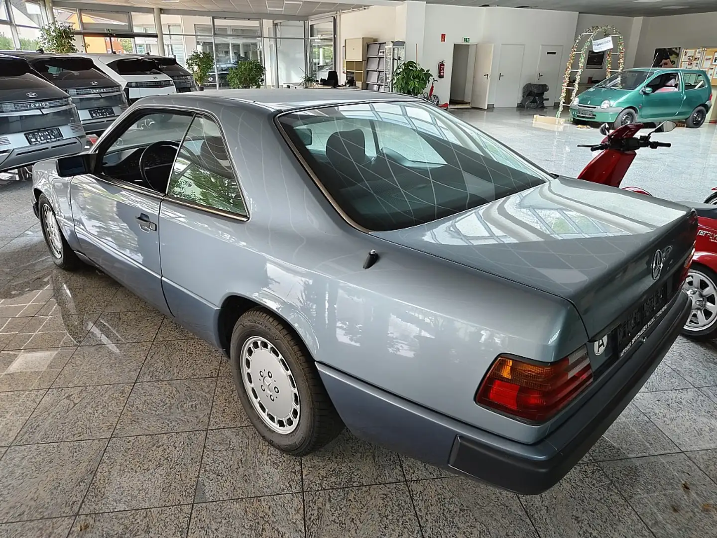 Mercedes-Benz 300 CE - 124 Blau - 2
