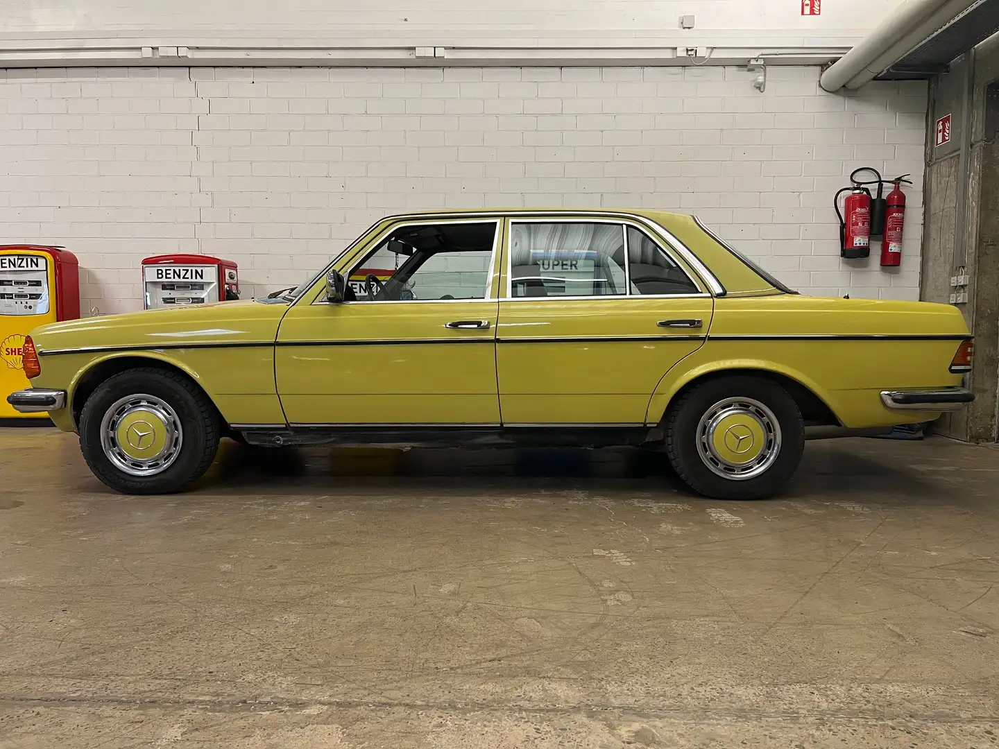 Mercedes-Benz 280 E Geel - 1