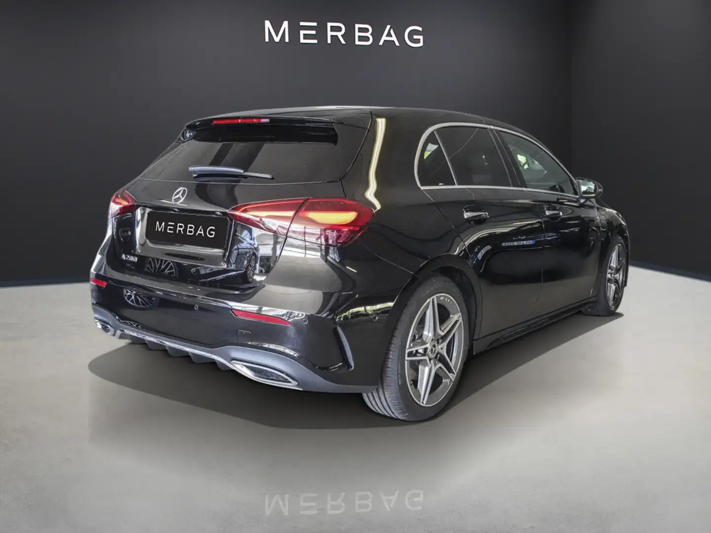 Mercedes-Benz A 200 AMG DISTRONIC KEYLESS PANO KAM UVP 51.300,- Zwart - 2
