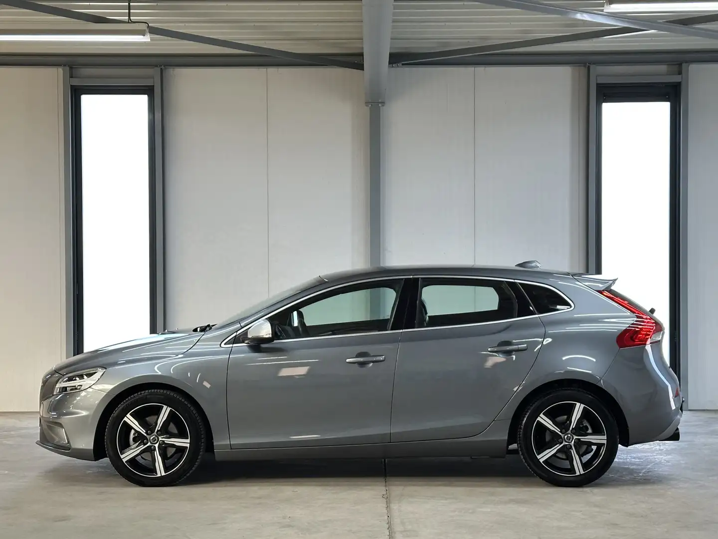 Volvo V40 2.0 T4 Business Sport R-Design 191pk | Trekhaak | Grijs - 2