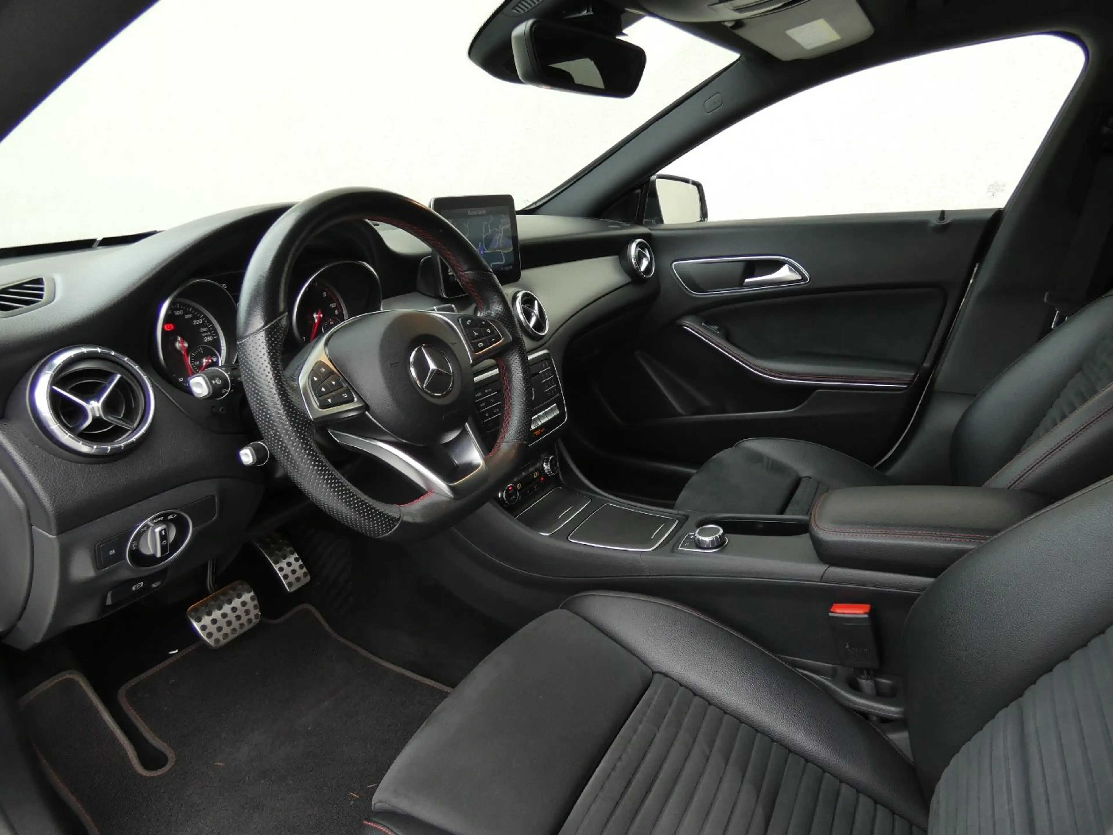 Mercedes-Benz CLA 220 d 4M SB AMG +Night+AUT+RFK+PDC+LED+SHZ — photo 12