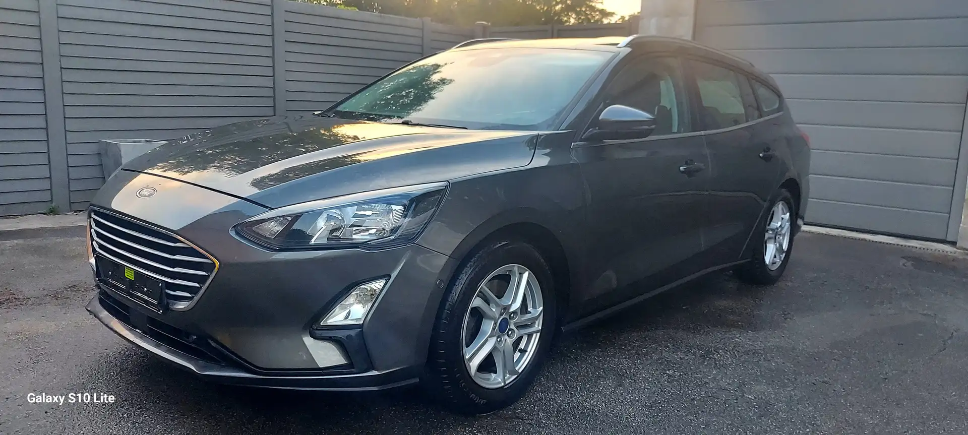 Ford Focus Focus Clipper 1.5 7355€+TVA=8900TVAC Gris - 1