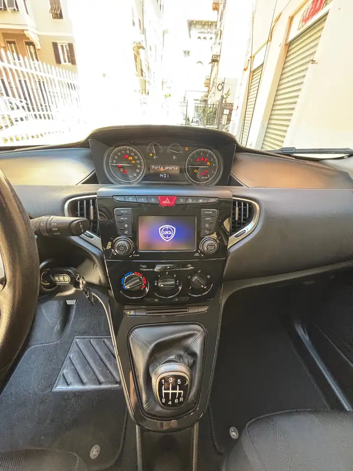 Lancia Ypsilon 2021 — фото 15