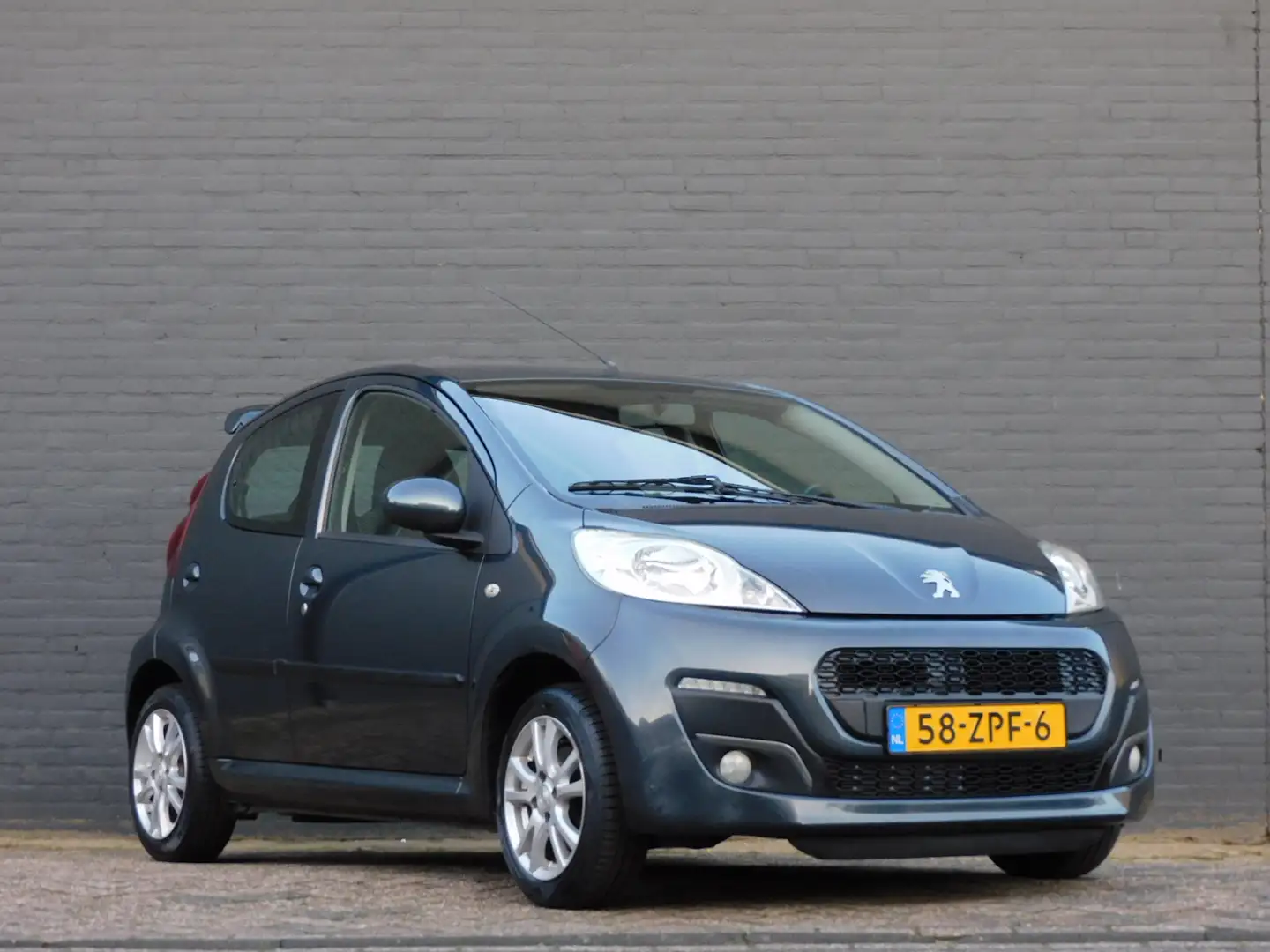 Peugeot 107 1.0 Active ALL SEASON BANDEN! BLUETOOTH! AIRCO! LM Grau - 2