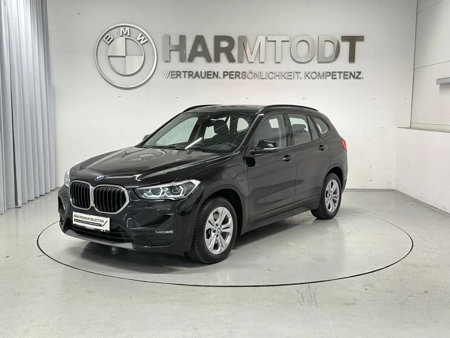 BMW X1 xDrive25e Schwarz - 1