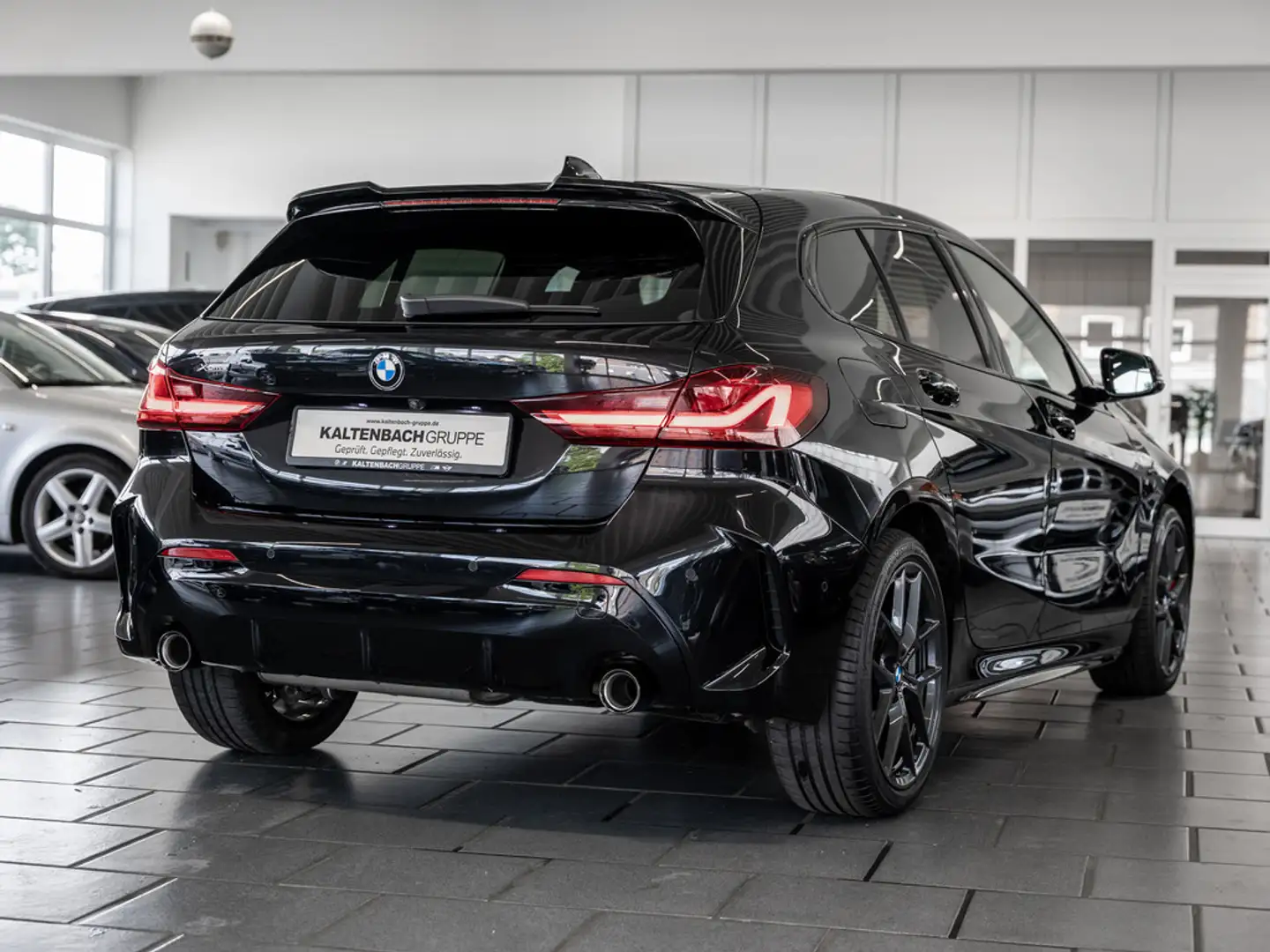 BMW 120 d xDrive M-Sport PANO HUD LED W-LAN NAVI Negru - 2