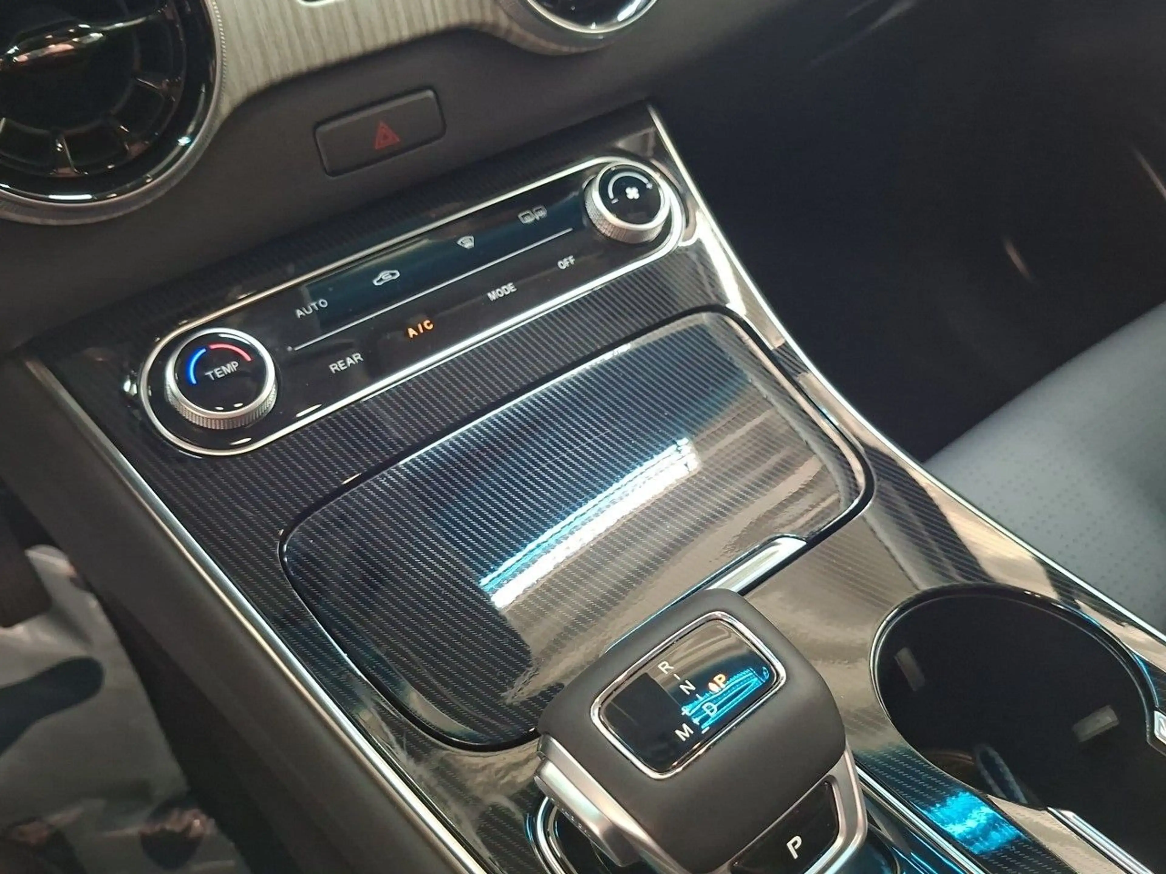 DFM Forthing 4 177PS AHZV Pano 7 Sitzer — photo 14