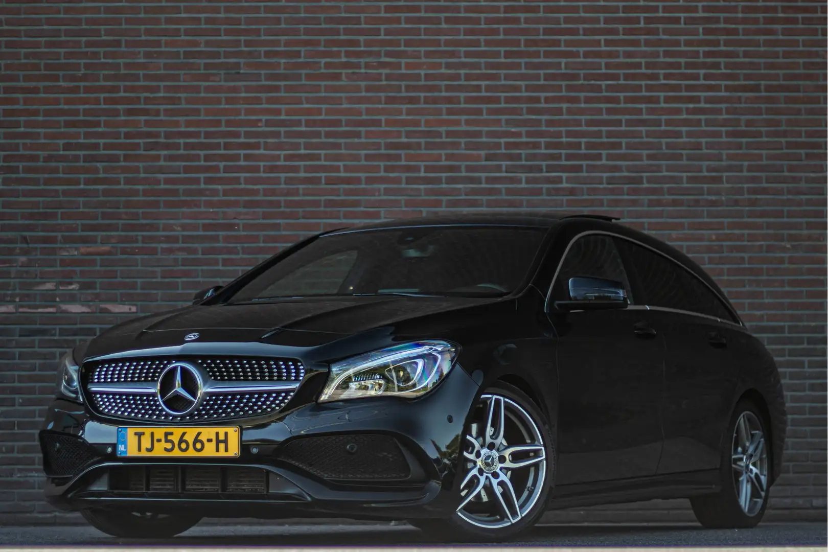 Mercedes-Benz CLA 180 AMG, Origineel NL, Panoramadak, Carplay, Stoelverw Noir - 1