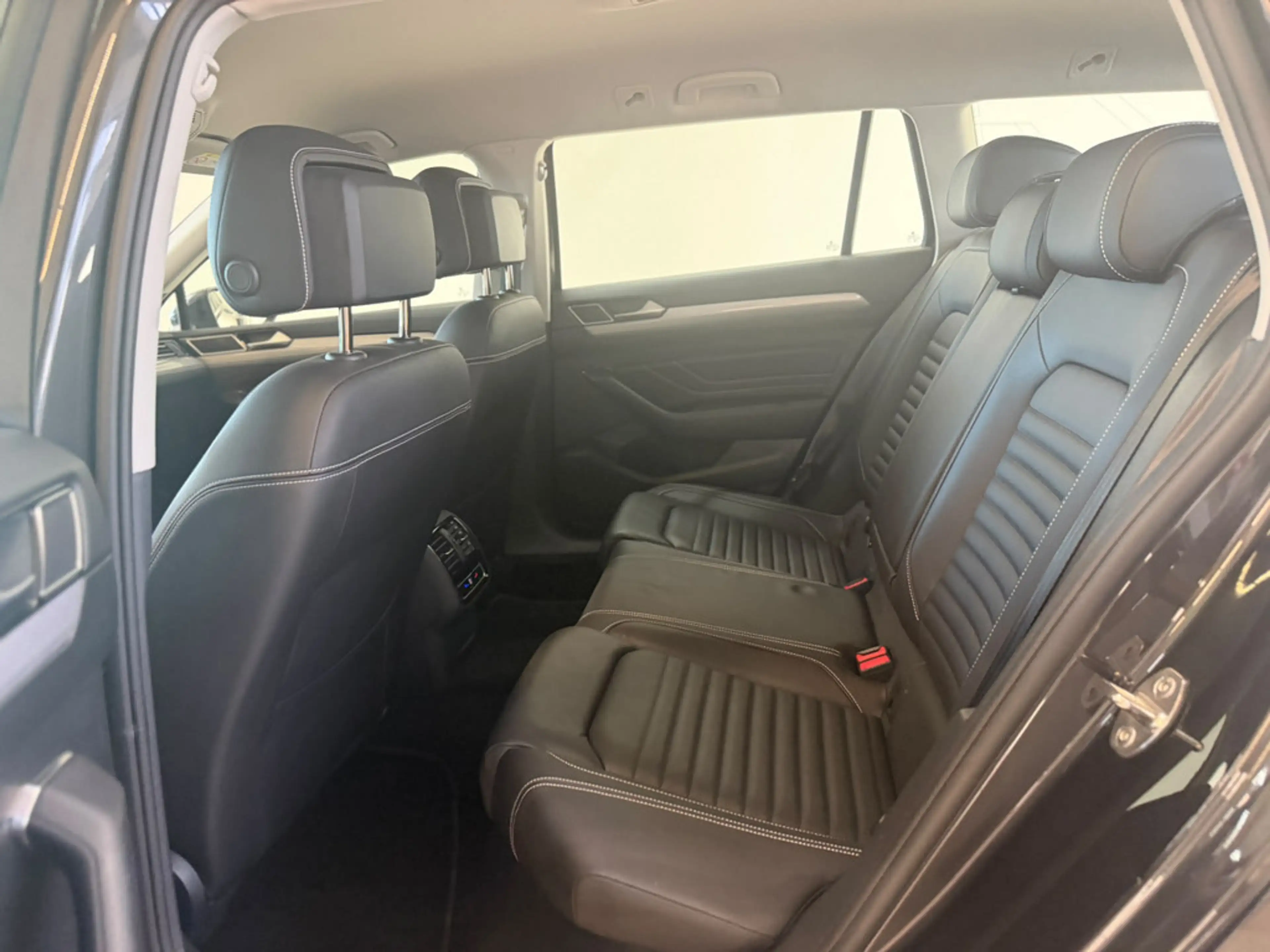 Volkswagen Passat Variant 2.0 TDI Business DSG NAVI ACC — photo 13
