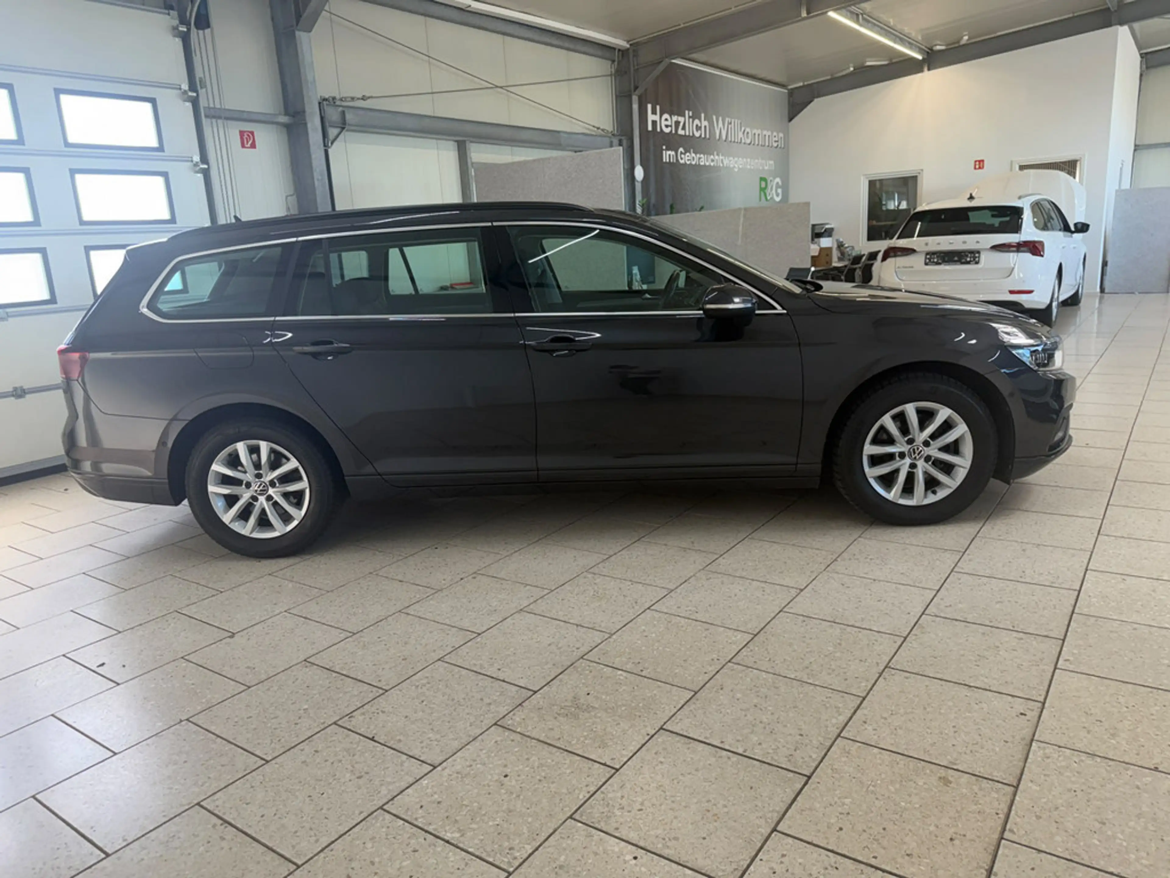 Volkswagen Passat Variant 2.0 TDI Business DSG NAVI ACC — photo 2