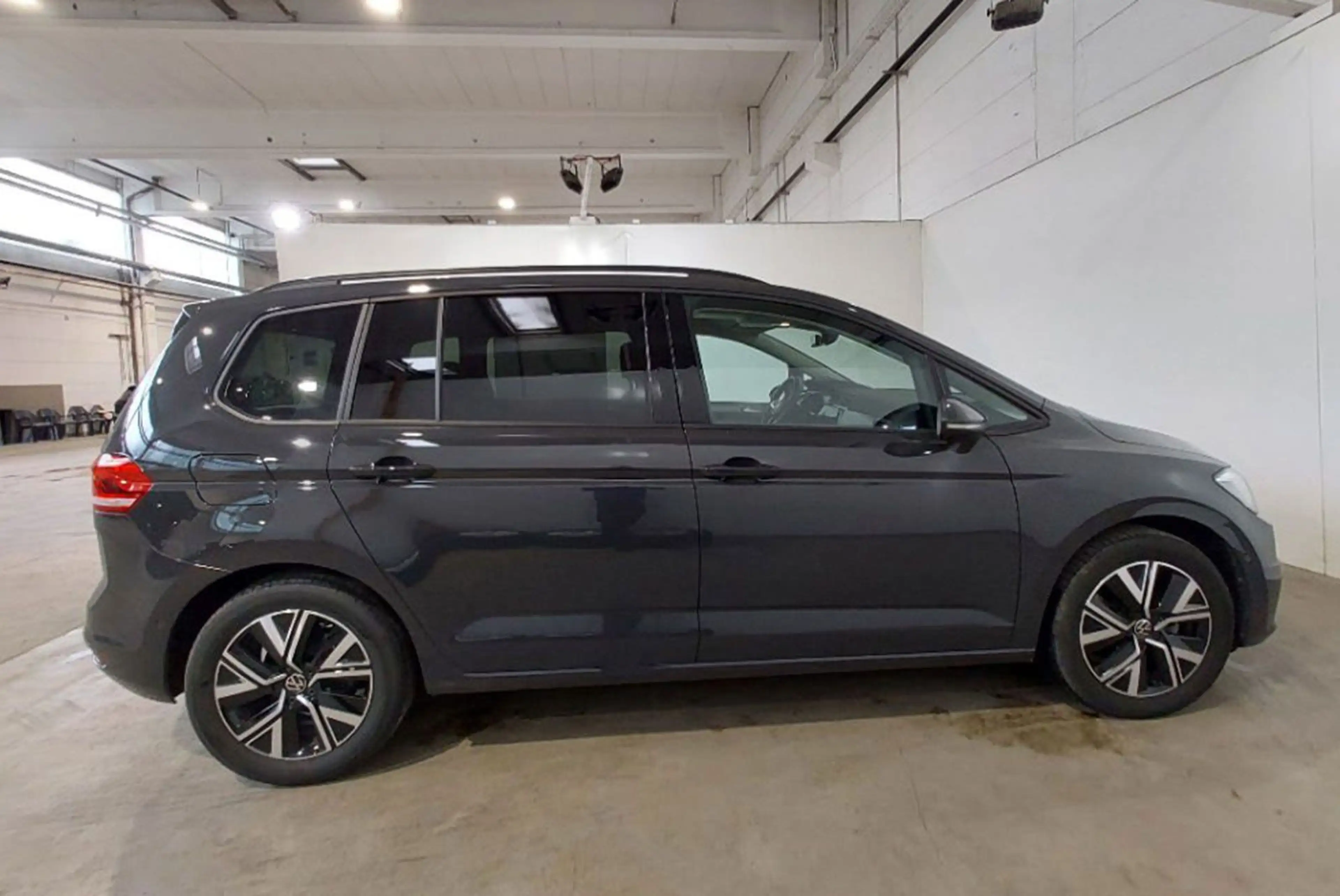 Volkswagen Touran 1,5 TSI IQ.LIGHT+ACC+Apple+Kamera+7Sitzer — photo 6