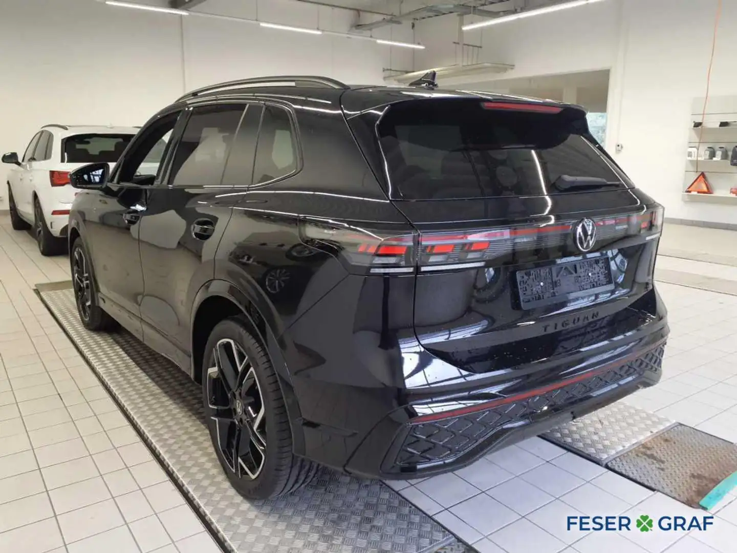 Volkswagen Tiguan R-Line 2.0 TDI DSG 150PS Schwarz - 2