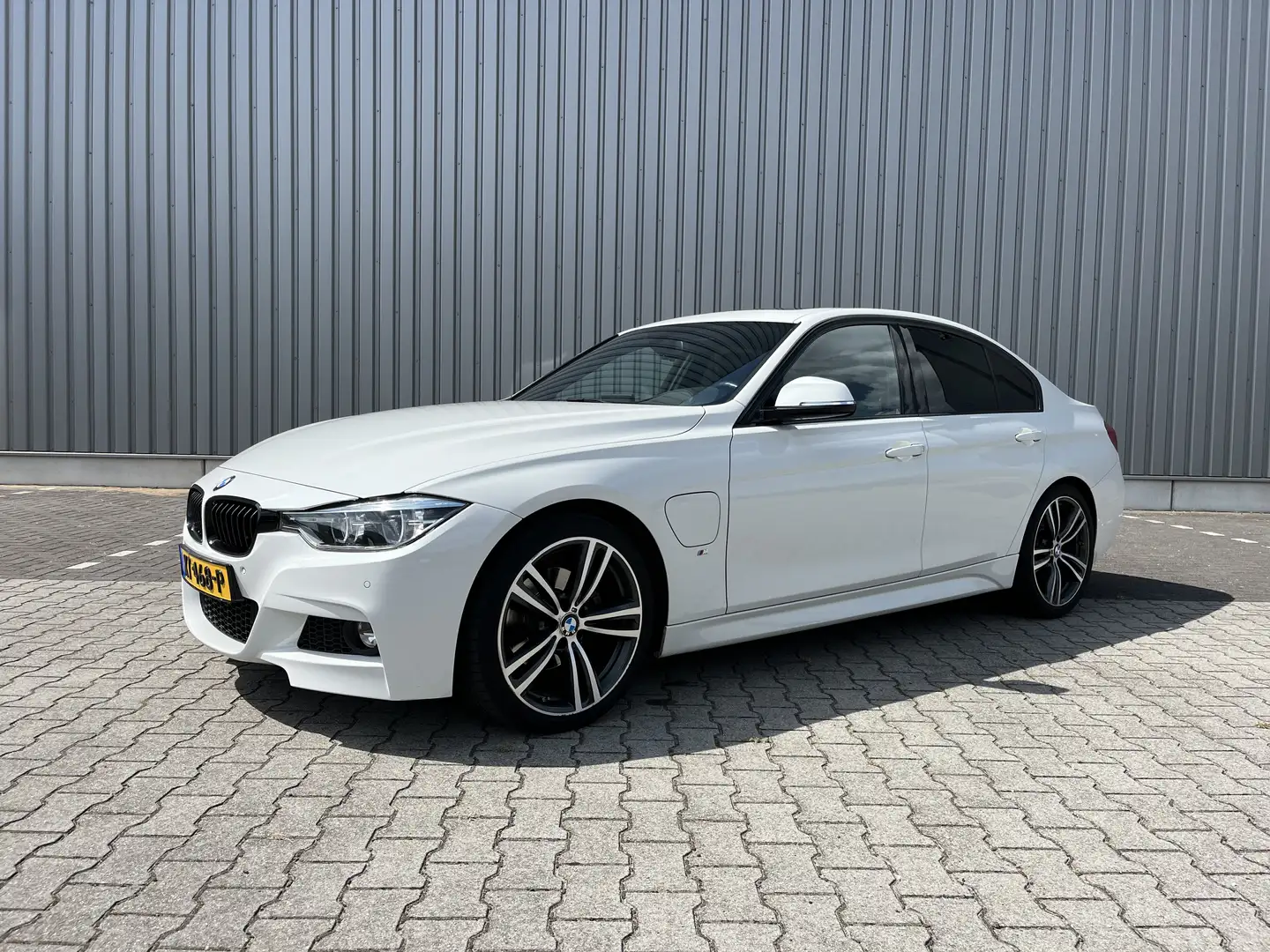 BMW 330 Cent. High Executive M-Sport Wit - 1
