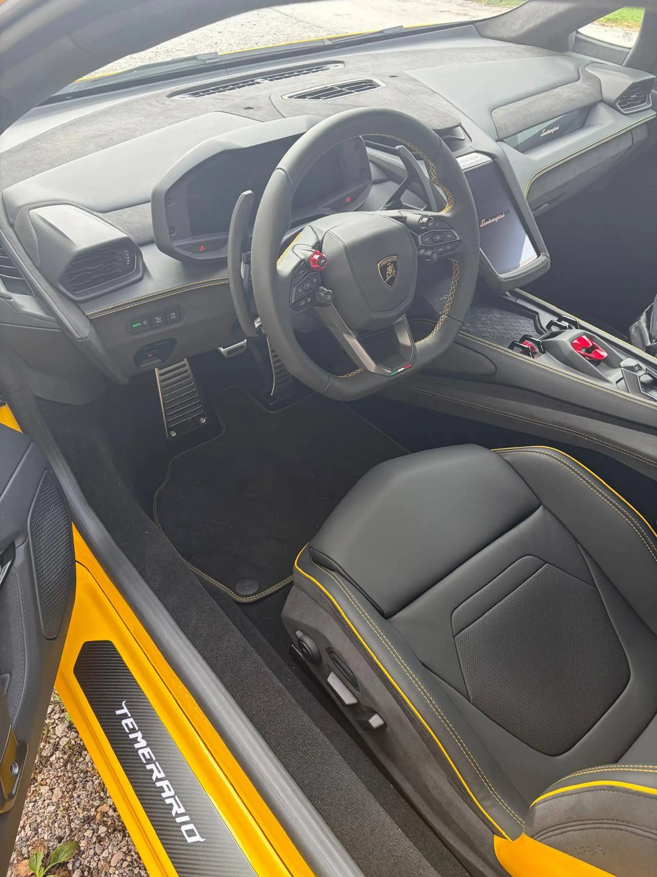 Lamborghini Temerario MY27 Giallo High Gloss Black Style Pack — photo 6