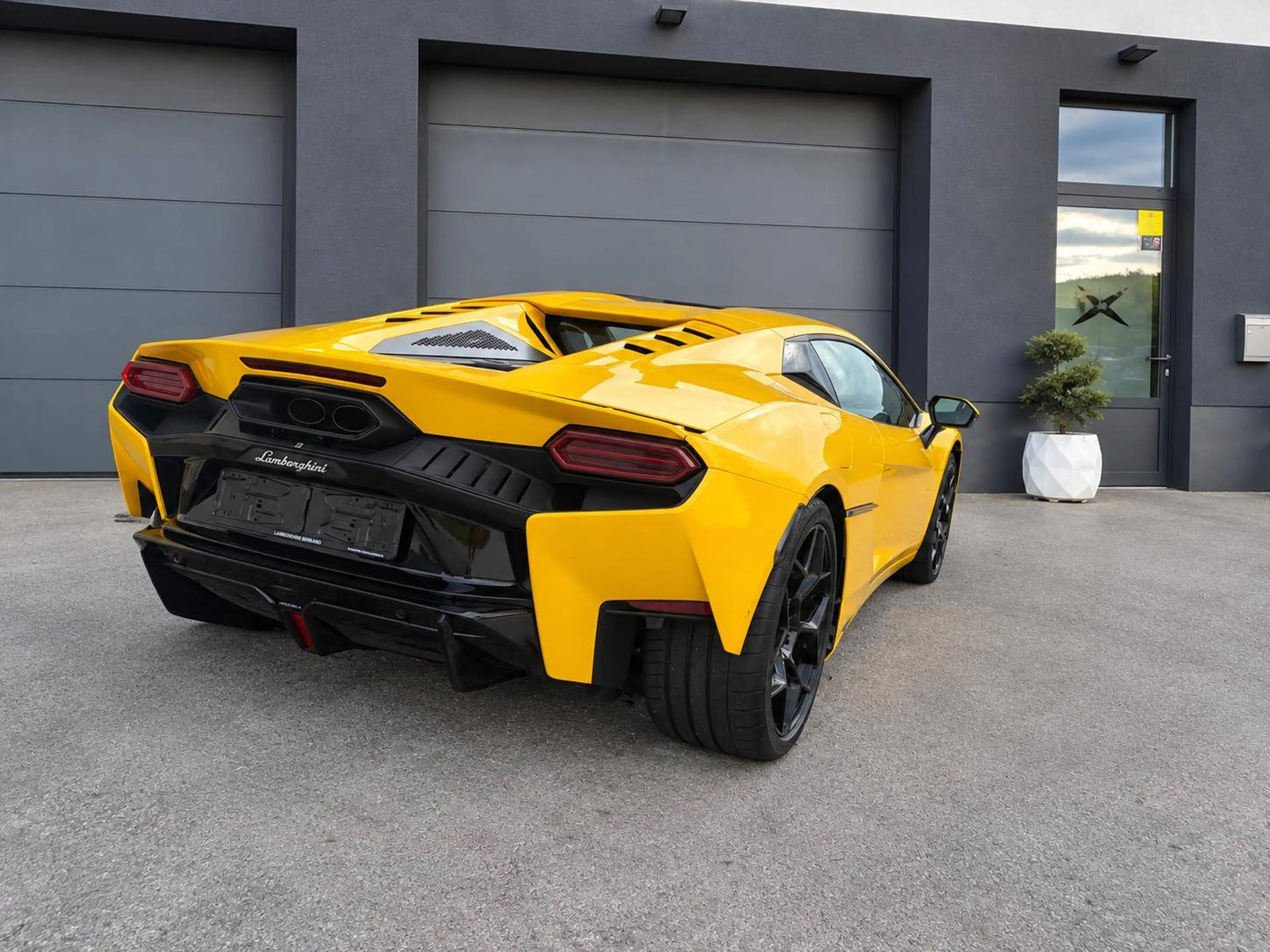 Lamborghini Temerario MY27 Giallo High Gloss Black Style Pack — photo 4