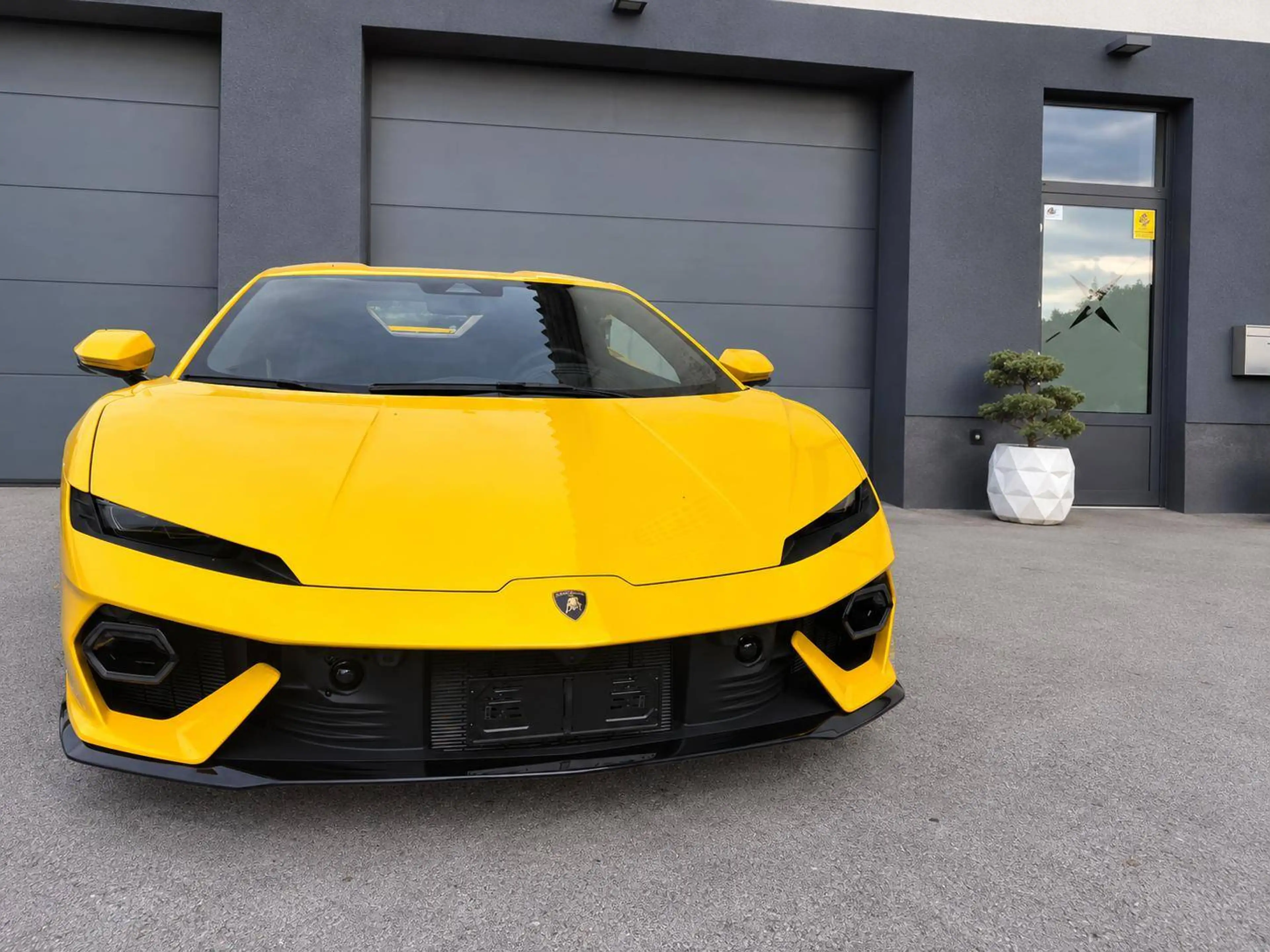 Lamborghini Temerario MY27 Giallo High Gloss Black Style Pack — photo 5