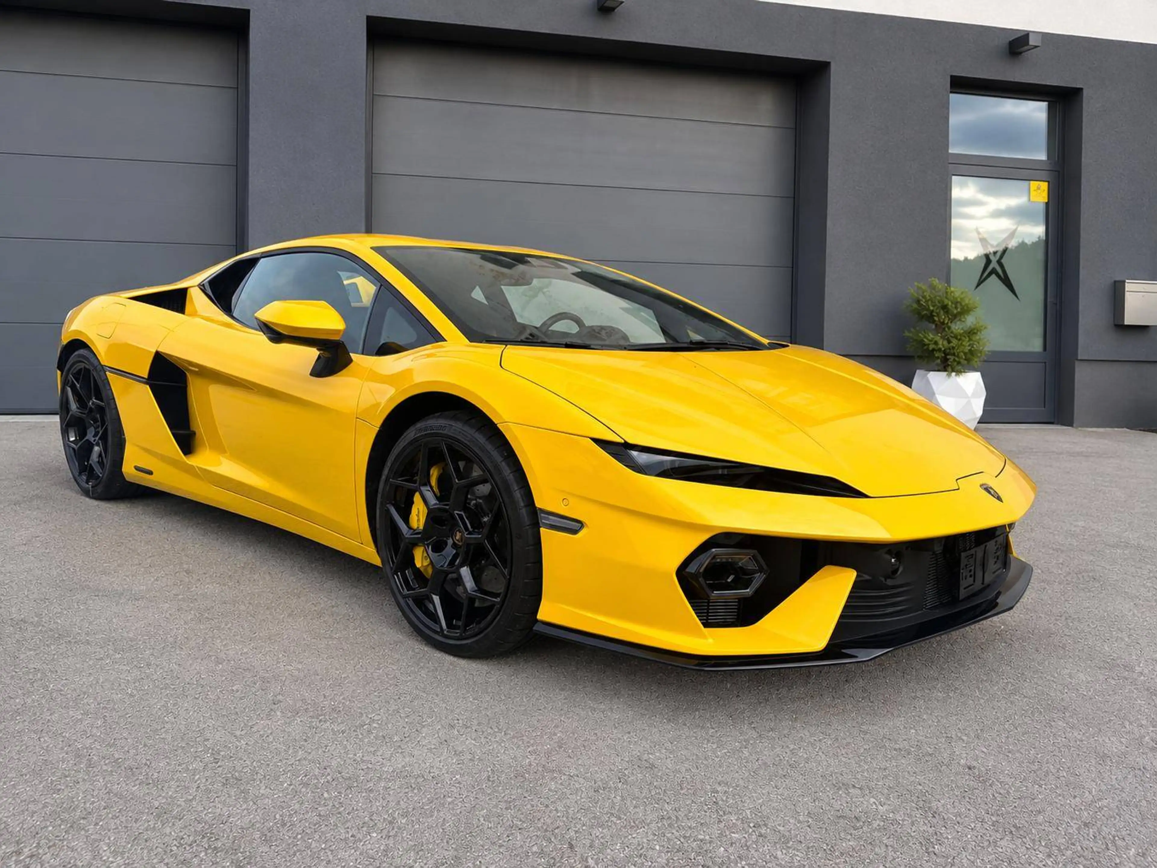 Lamborghini Temerario MY27 Giallo High Gloss Black Style Pack — photo 2