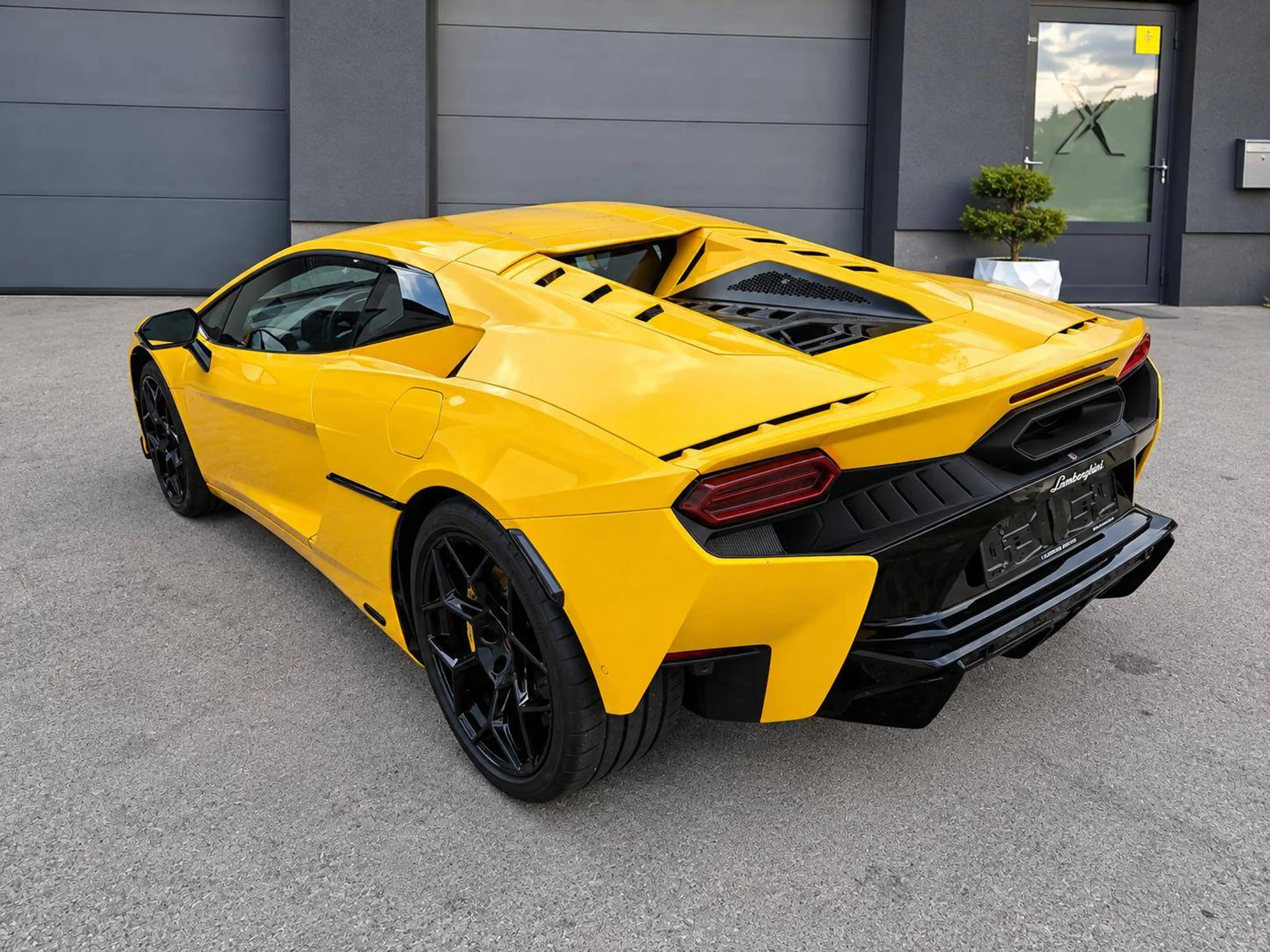 Lamborghini Temerario MY27 Giallo High Gloss Black Style Pack — photo 3