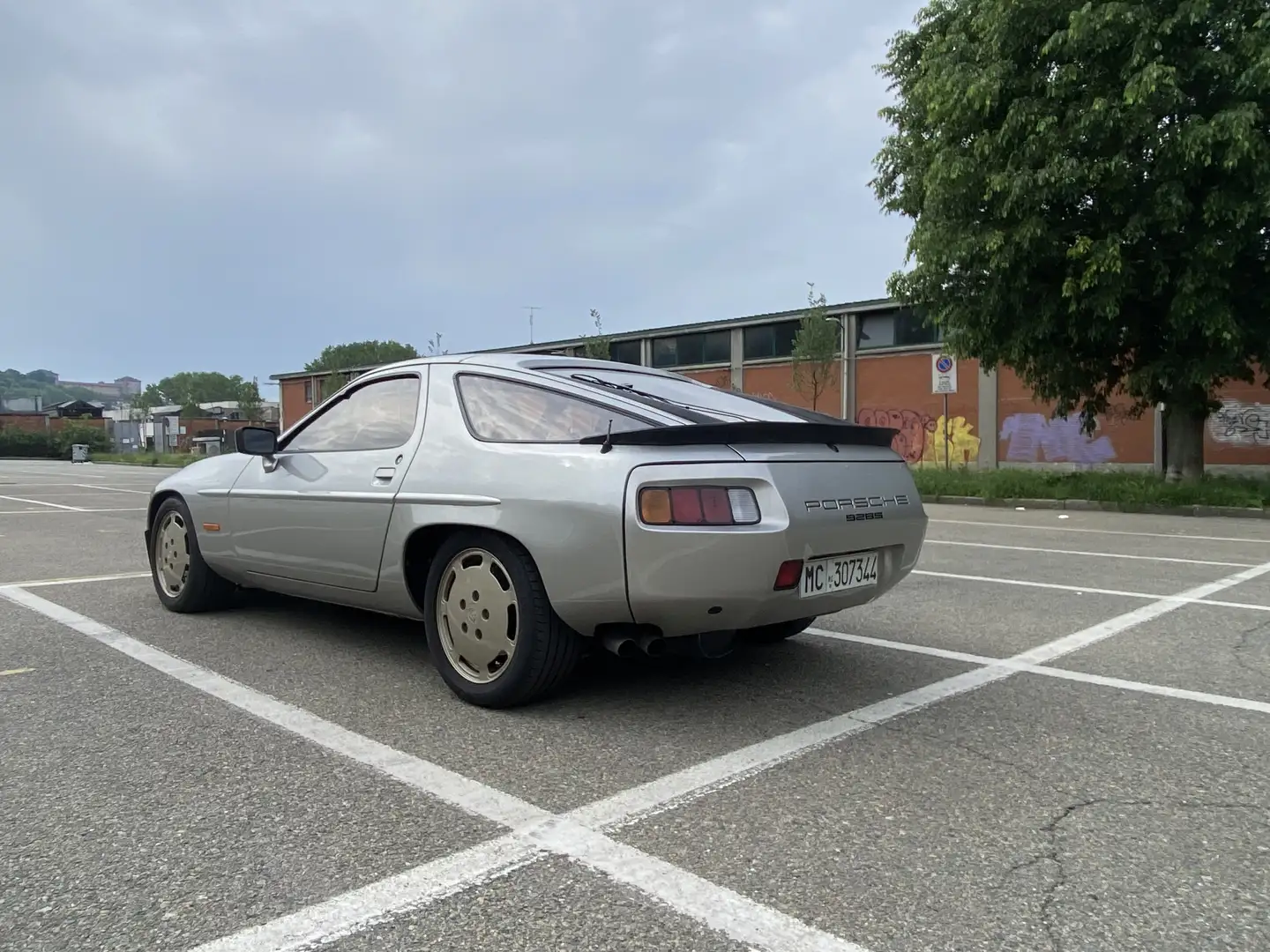 Porsche 928 928 4.7 S srebrna - 2