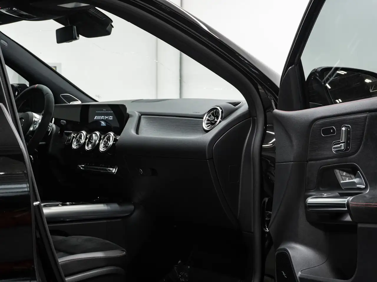 Mercedes-Benz GLA снимка Mercedes-Benz GLA