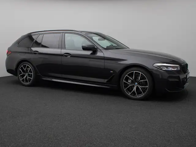 BMW 5 Series view 4